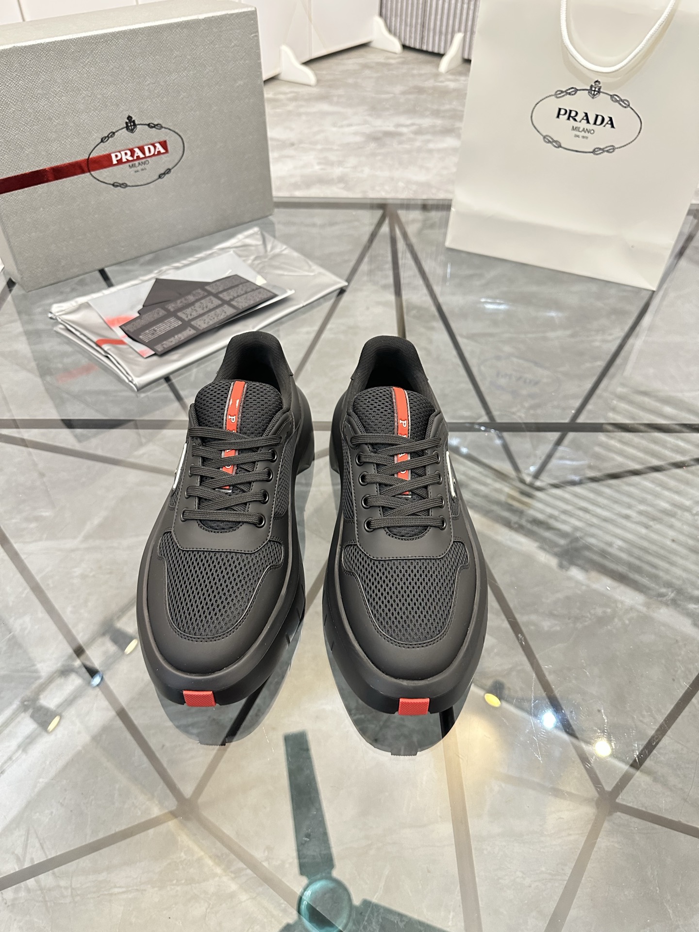 Precio de venta: P290 Artículos de alta gama y máxima calidadMarca: Prada *"Prada*" lowtop loafersTa