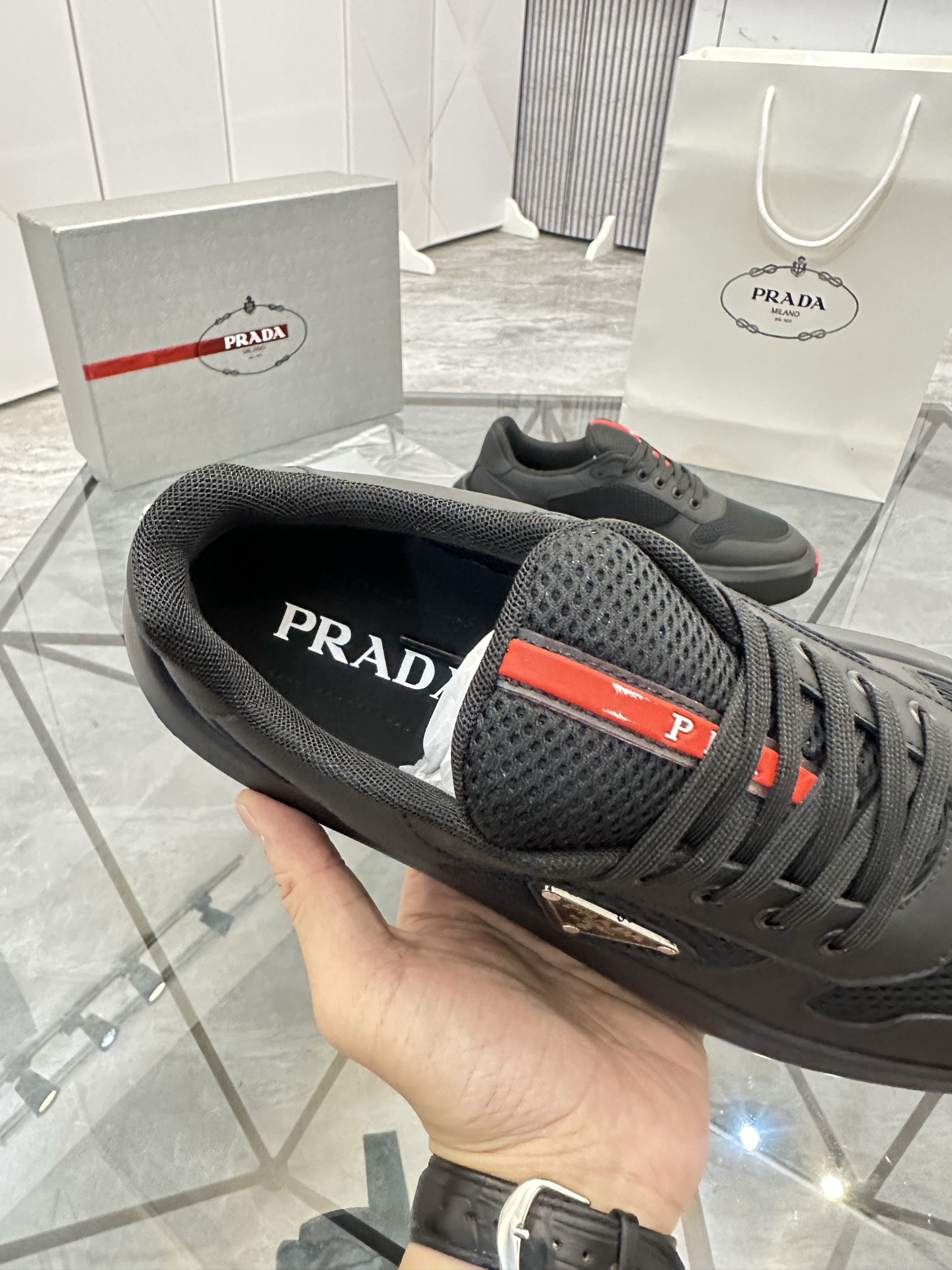 Precio de venta: P290 Artículos de alta gama y máxima calidadMarca: Prada *"Prada*" lowtop loafersTa