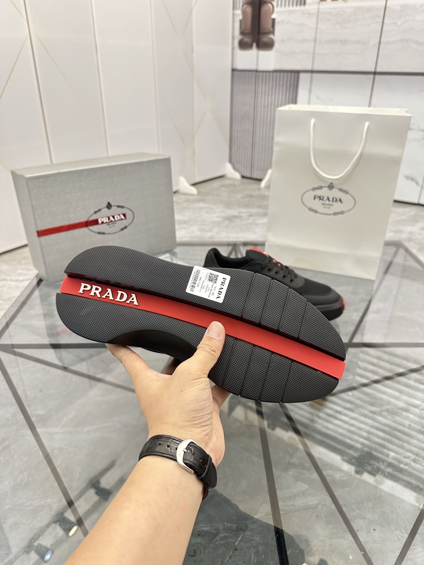 Precio de venta: P290 Artículos de alta gama y máxima calidadMarca: Prada *"Prada*" lowtop loafersTa