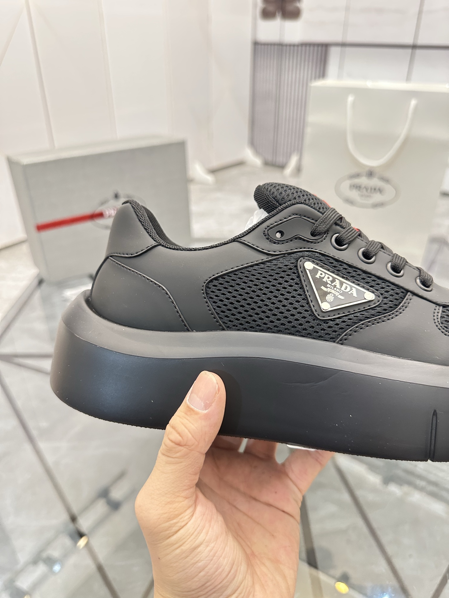 Precio de venta: P290 Artículos de alta gama y máxima calidadMarca: Prada *"Prada*" lowtop loafersTa