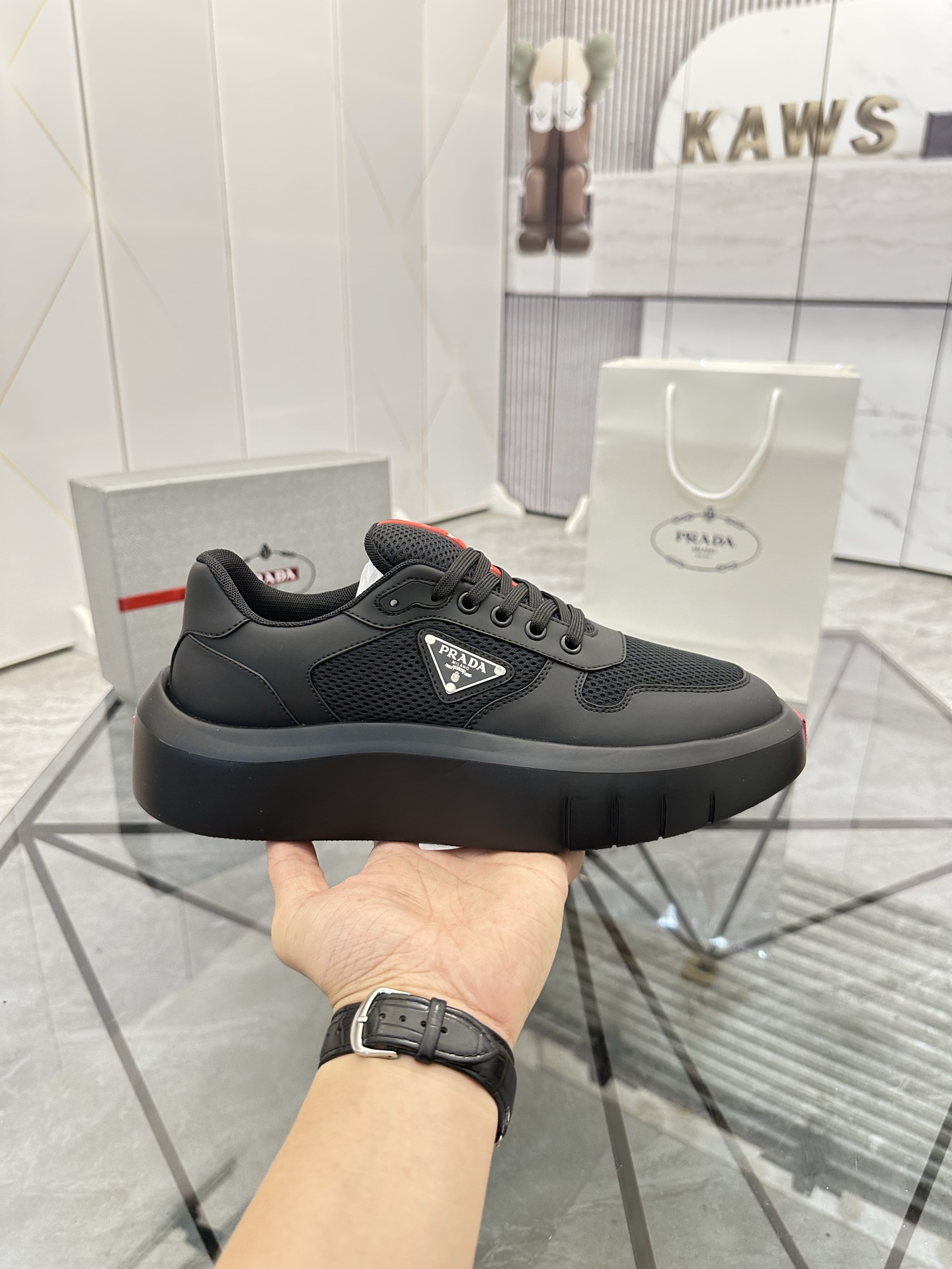 Precio de venta: P290 Artículos de alta gama y máxima calidadMarca: Prada *"Prada*" lowtop loafersTa