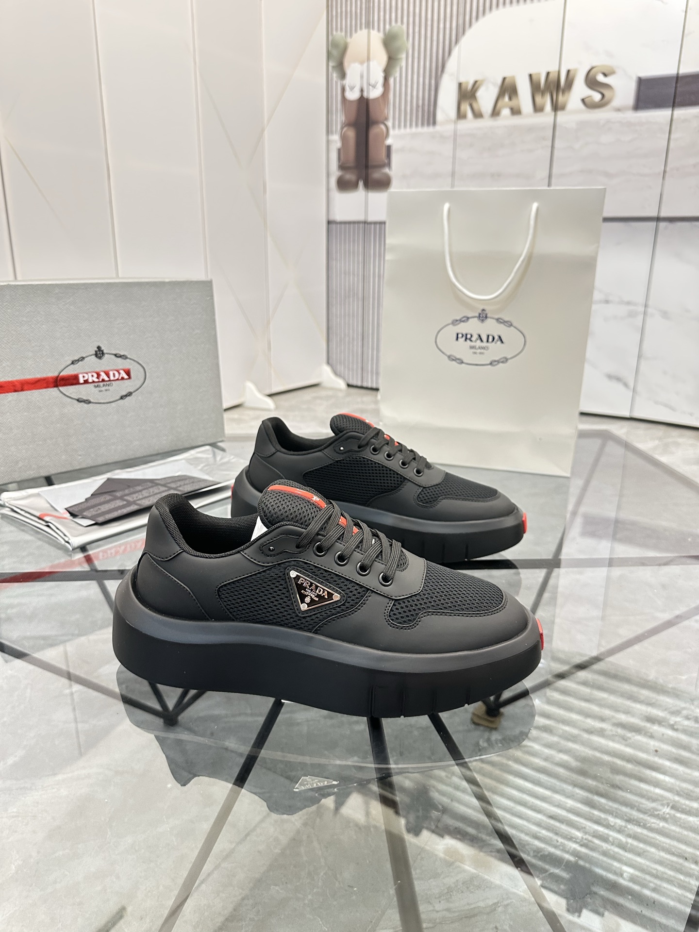 Precio de venta: P290 Artículos de alta gama y máxima calidadMarca: Prada *"Prada*" lowtop loafersTa