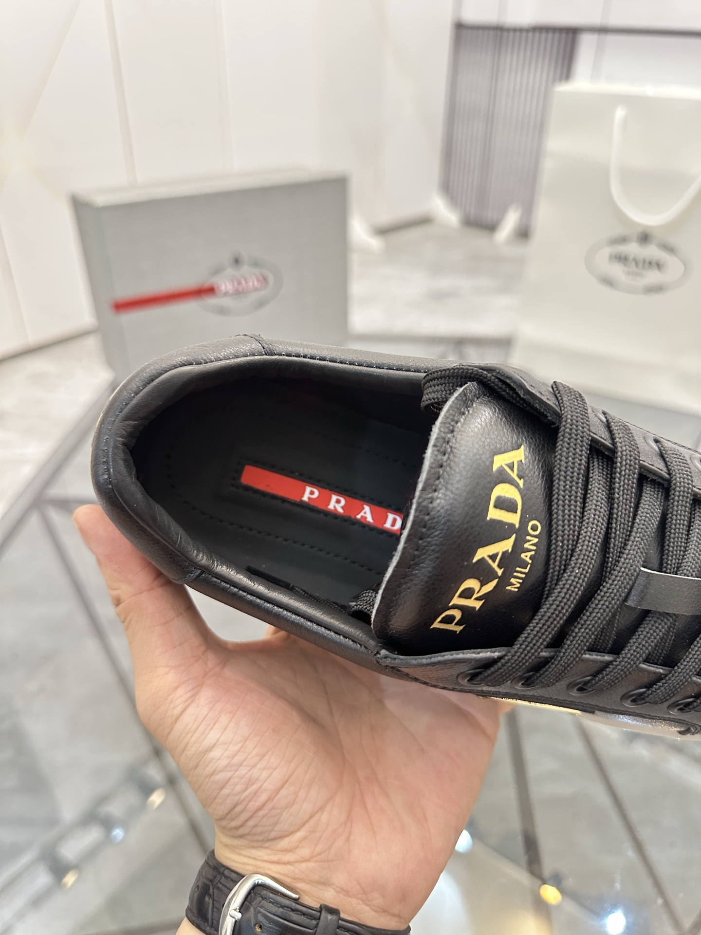 Precio de venta: P250 Artículos de gama alta y calidad superiorMarca: Prada *"Prada*" lowtop loafers