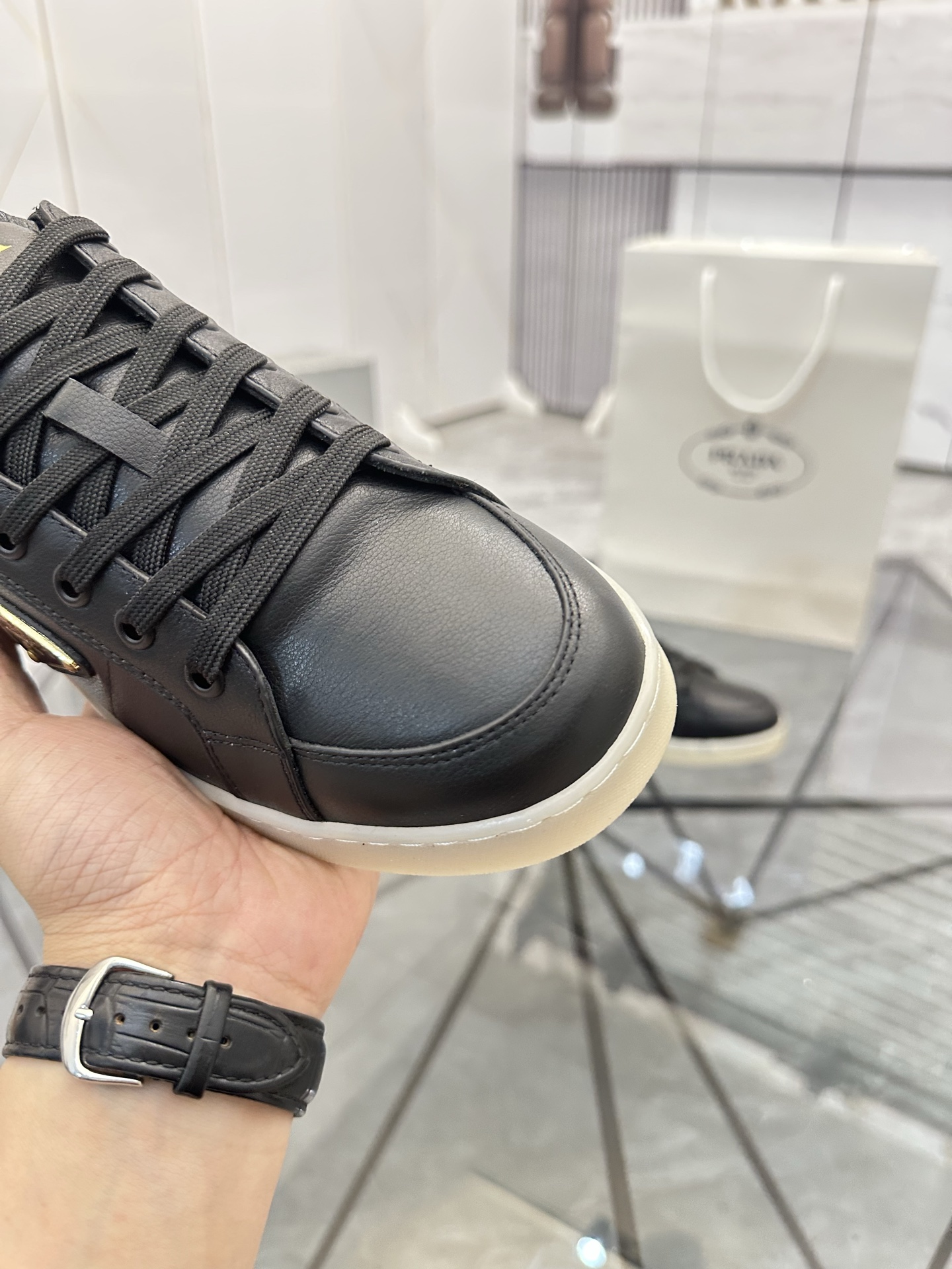 Precio de venta: P250 Artículos de gama alta y calidad superiorMarca: Prada *"Prada*" lowtop loafers
