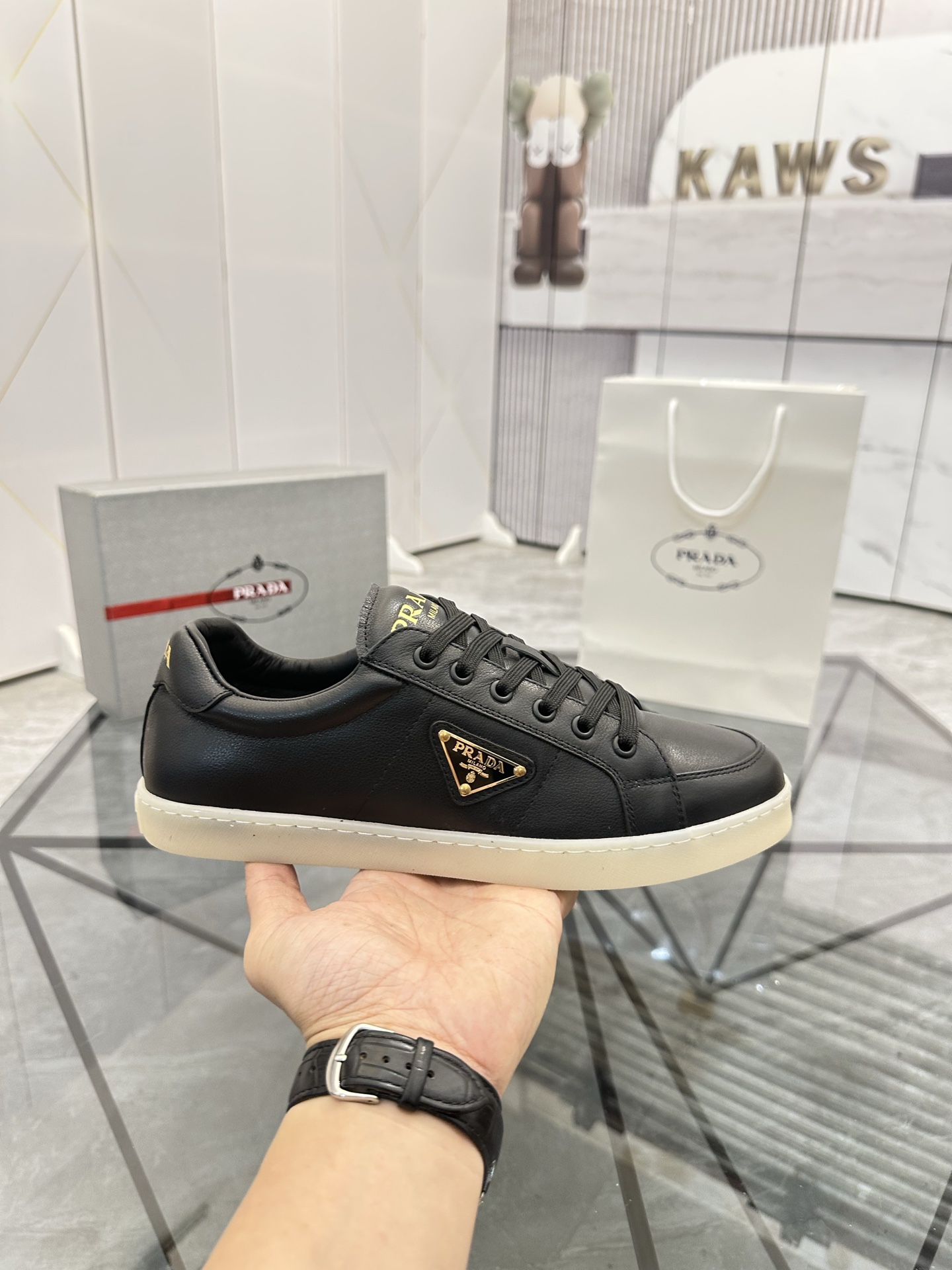 Precio de venta: P250 Artículos de gama alta y calidad superiorMarca: Prada *"Prada*" lowtop loafers