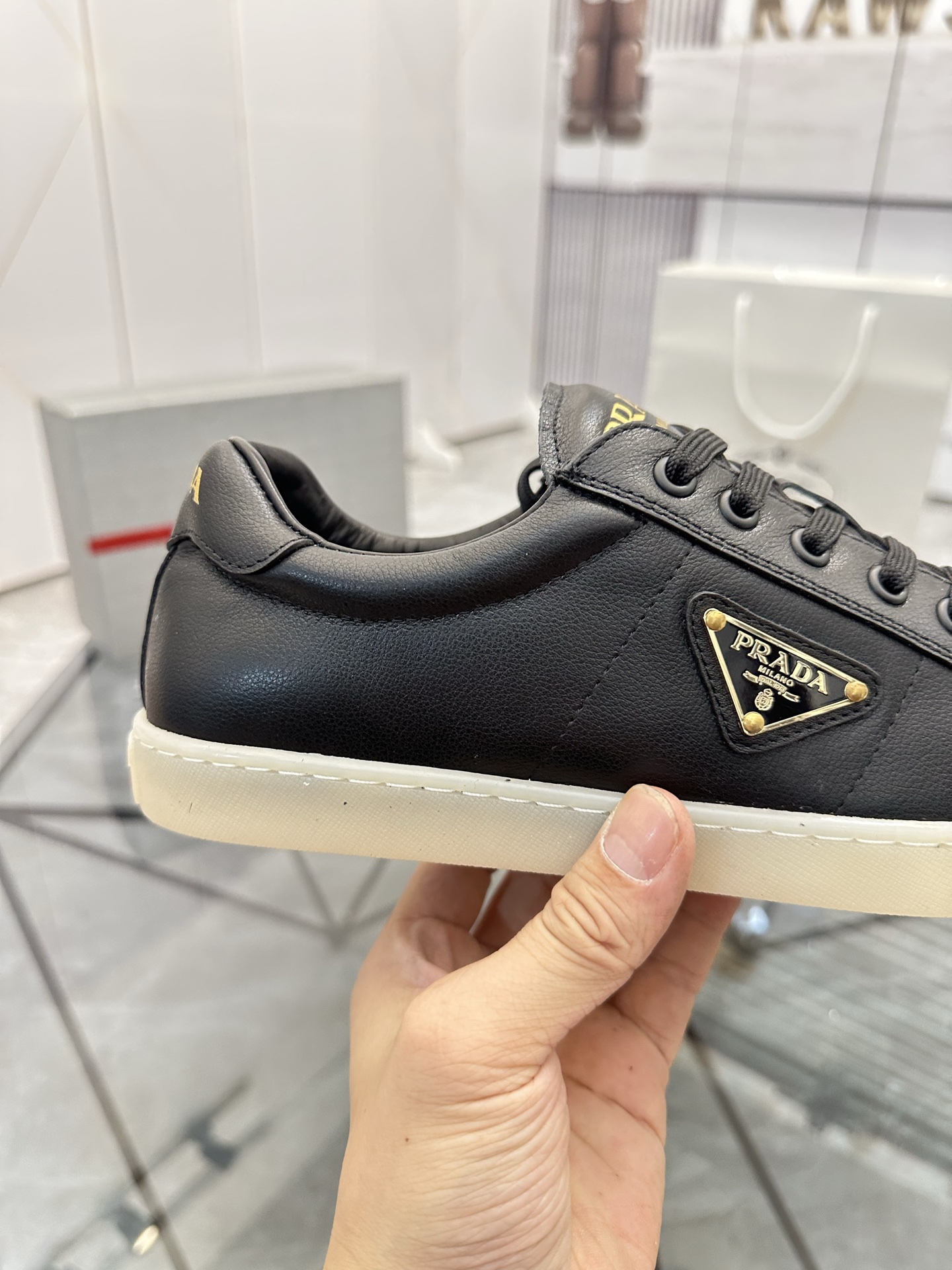 Precio de venta: P250 Artículos de gama alta y calidad superiorMarca: Prada *"Prada*" lowtop loafers
