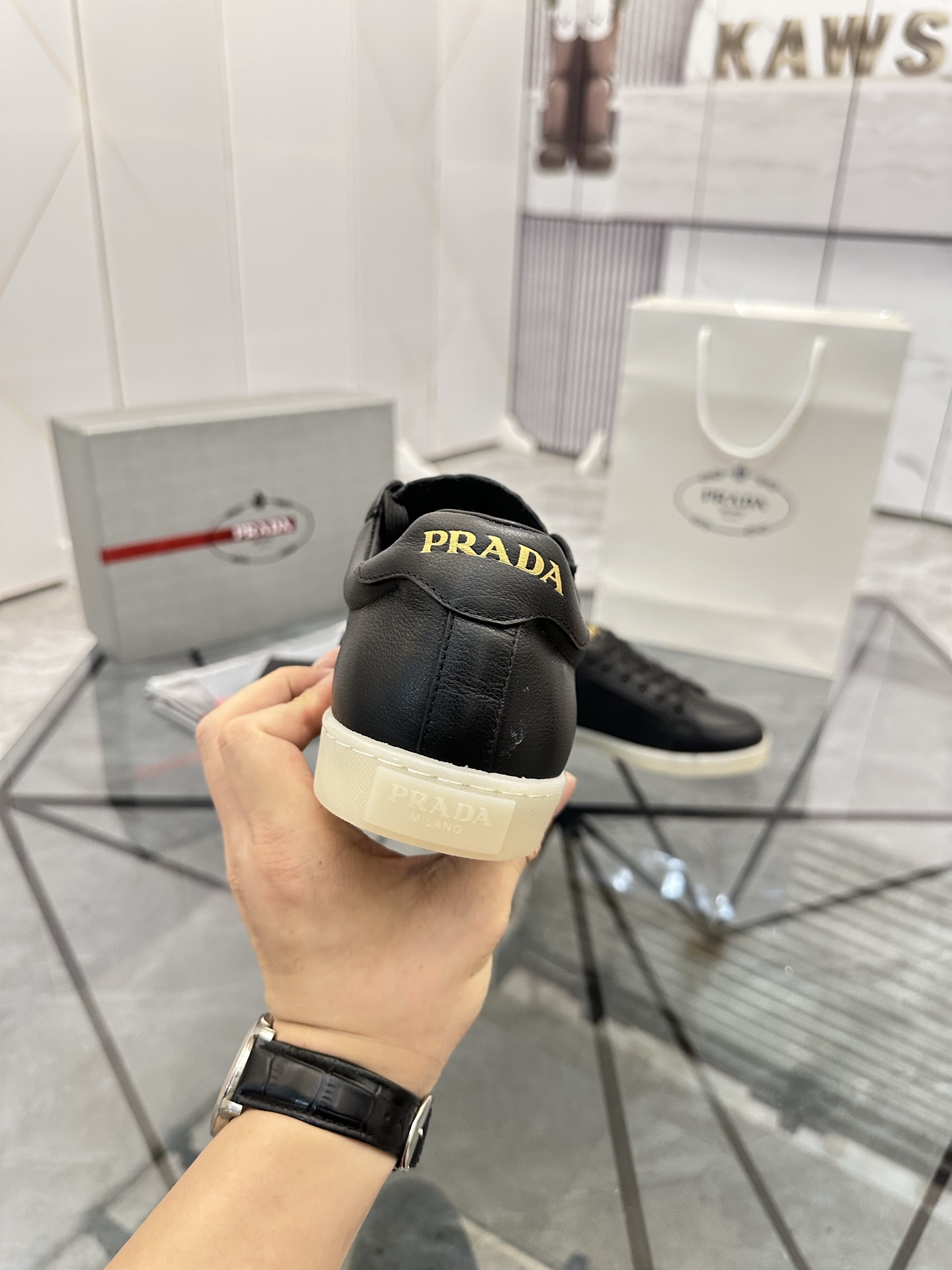 Precio de venta: P250 Artículos de gama alta y calidad superiorMarca: Prada *"Prada*" lowtop loafers