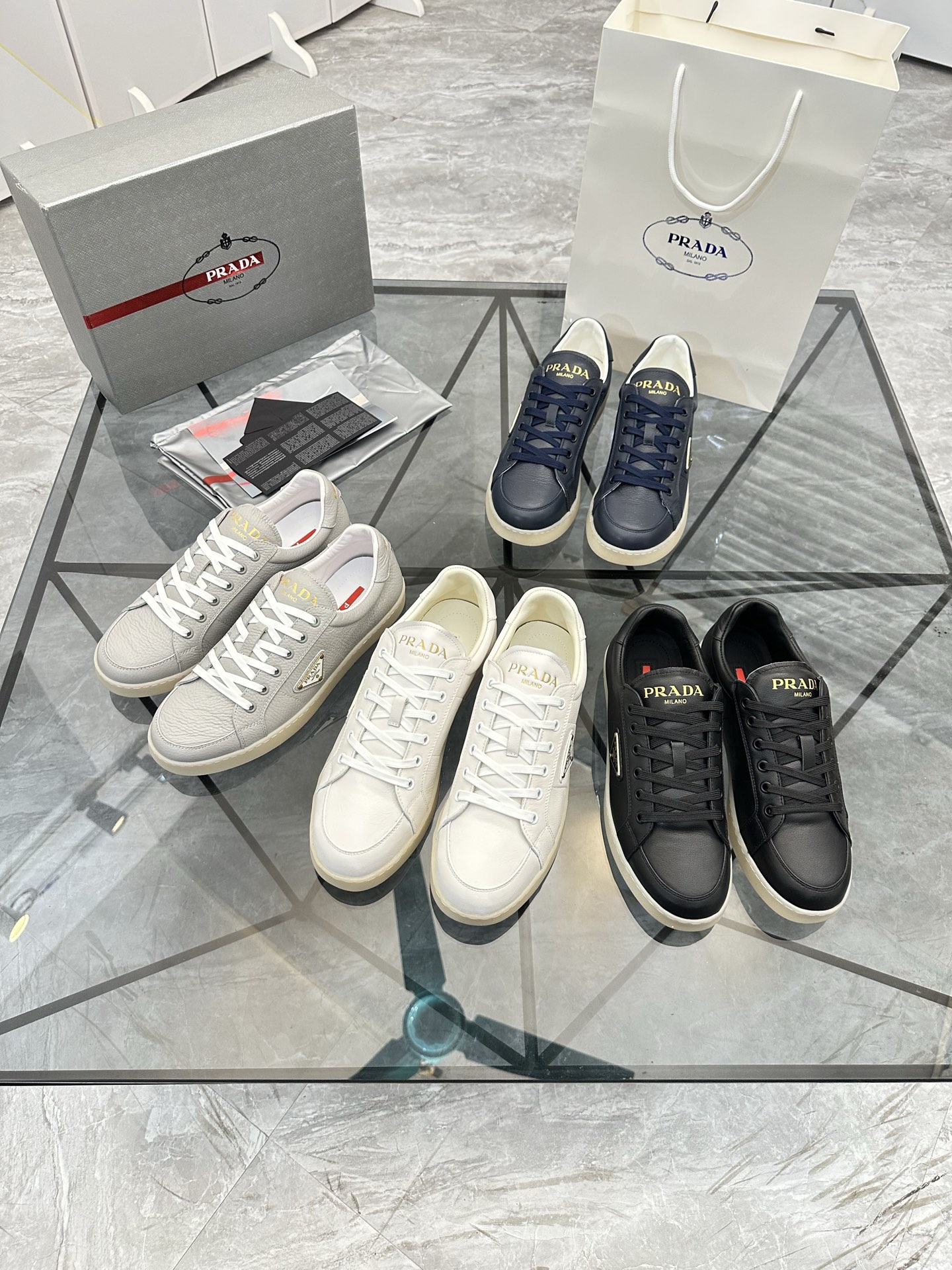 Precio de venta: P250 Artículos de gama alta y calidad superiorMarca: Prada *"Prada*" lowtop loafers