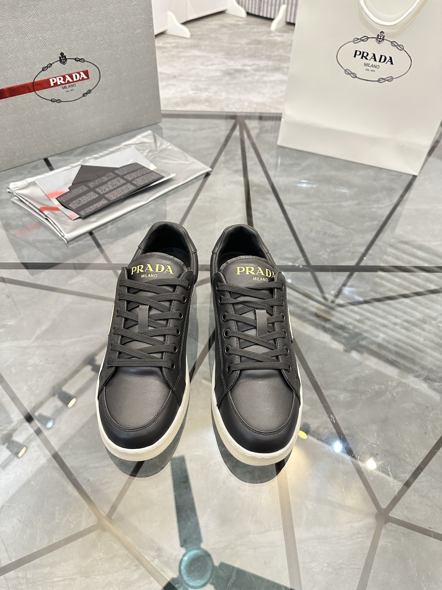 Precio de venta: P250 Artículos de gama alta y calidad superiorMarca: Prada *"Prada*" lowtop loafers