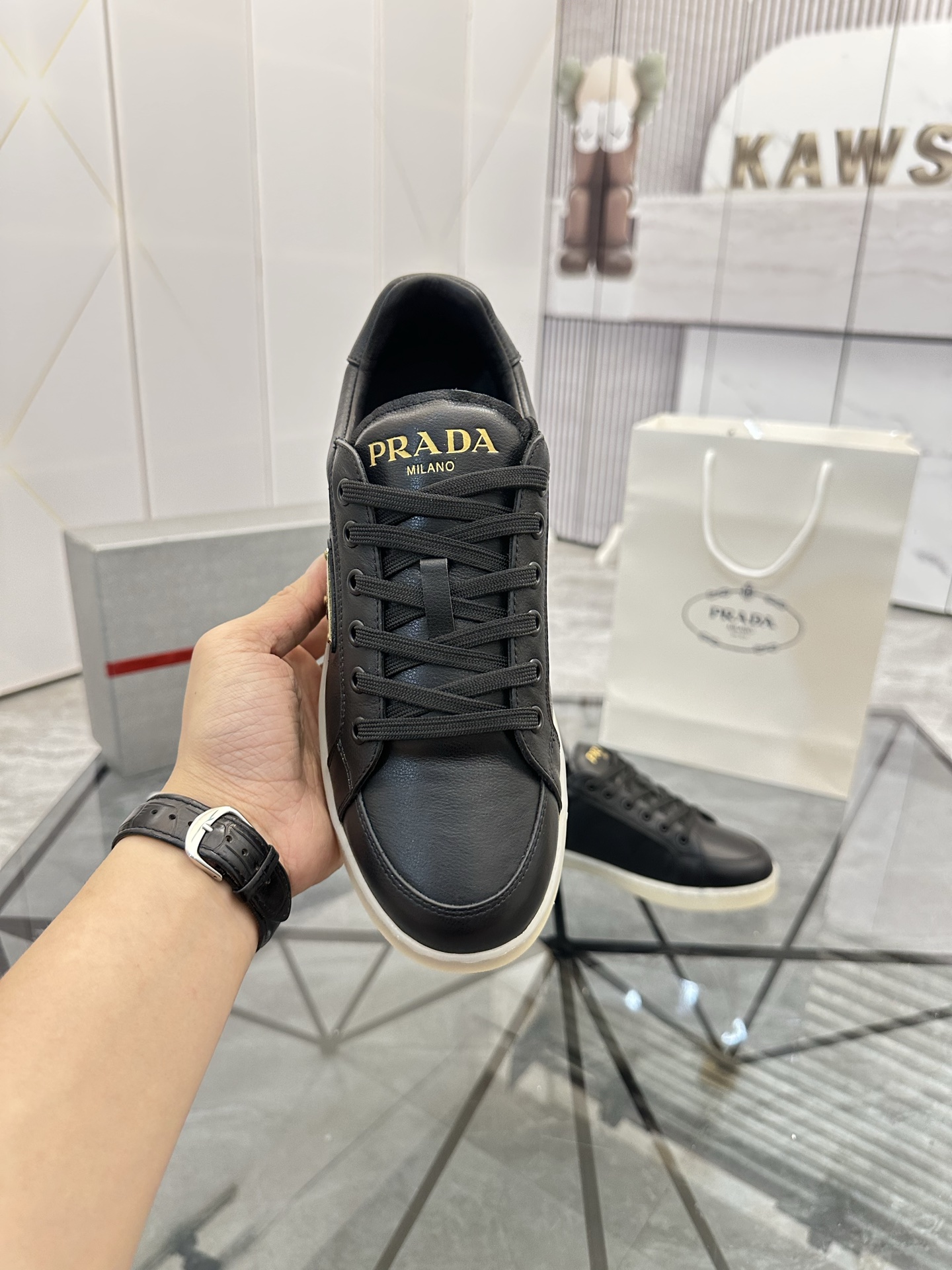 Precio de venta: P250 Artículos de gama alta y calidad superiorMarca: Prada *"Prada*" lowtop loafers