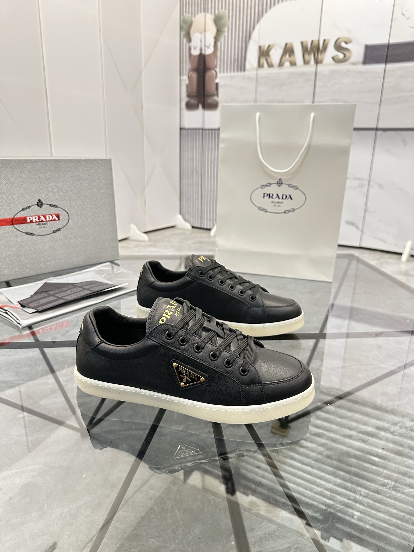 Precio de venta: P250 Artículos de gama alta y calidad superiorMarca: Prada *"Prada*" lowtop loafers