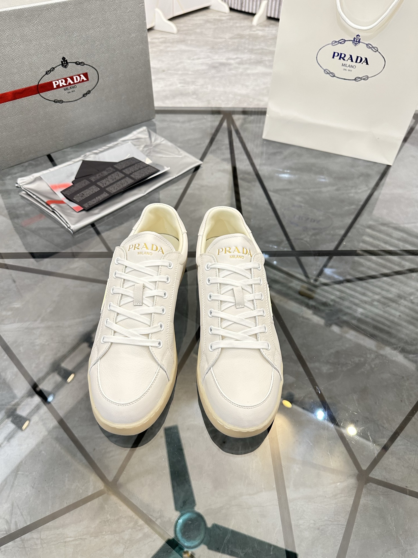 Precio de venta: P250 Artículos de gama alta y calidad superiorMarca: Prada *"Prada*" lowtop loafers