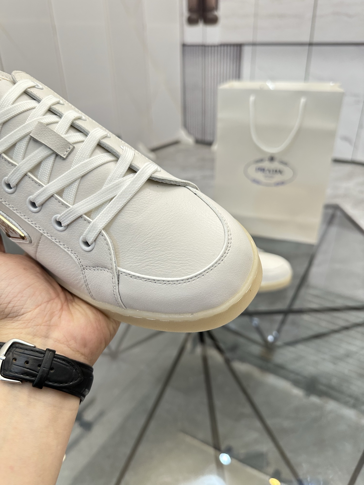 Precio de venta: P250 Artículos de gama alta y calidad superiorMarca: Prada *"Prada*" lowtop loafers