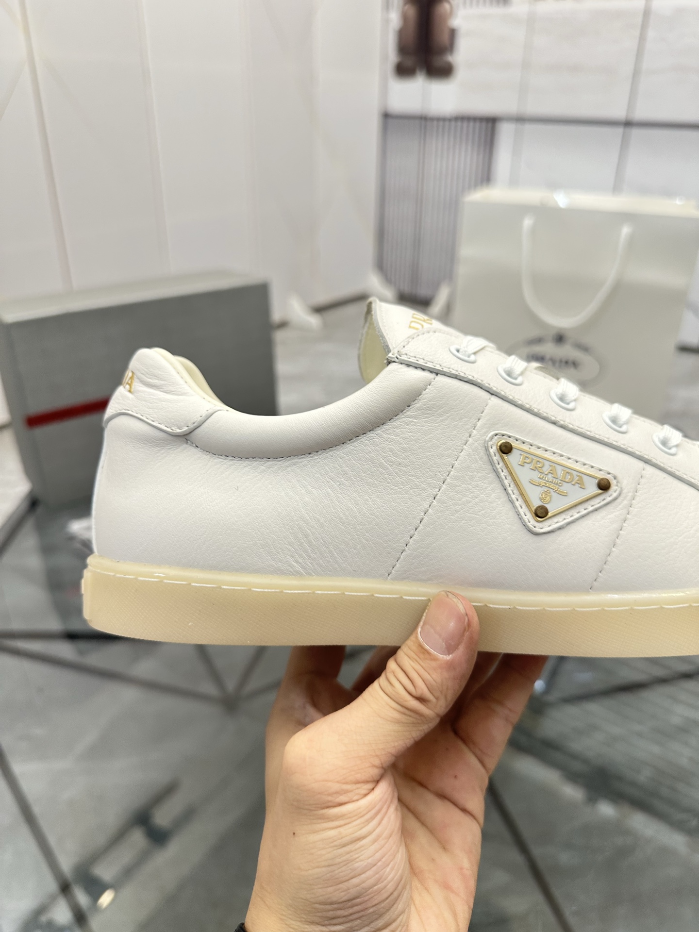 Precio de venta: P250 Artículos de gama alta y calidad superiorMarca: Prada *"Prada*" lowtop loafers