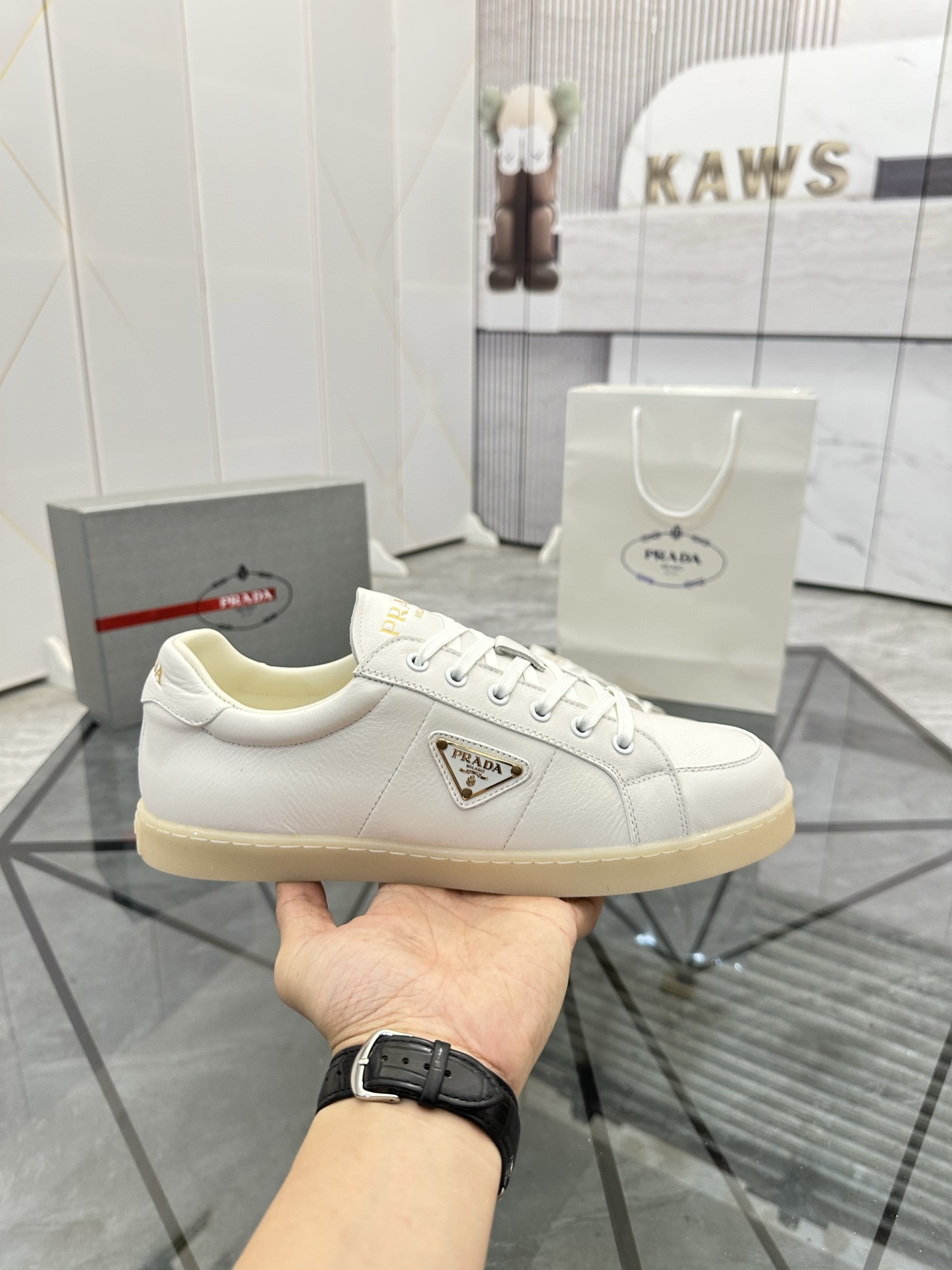 Precio de venta: P250 Artículos de gama alta y calidad superiorMarca: Prada *"Prada*" lowtop loafers
