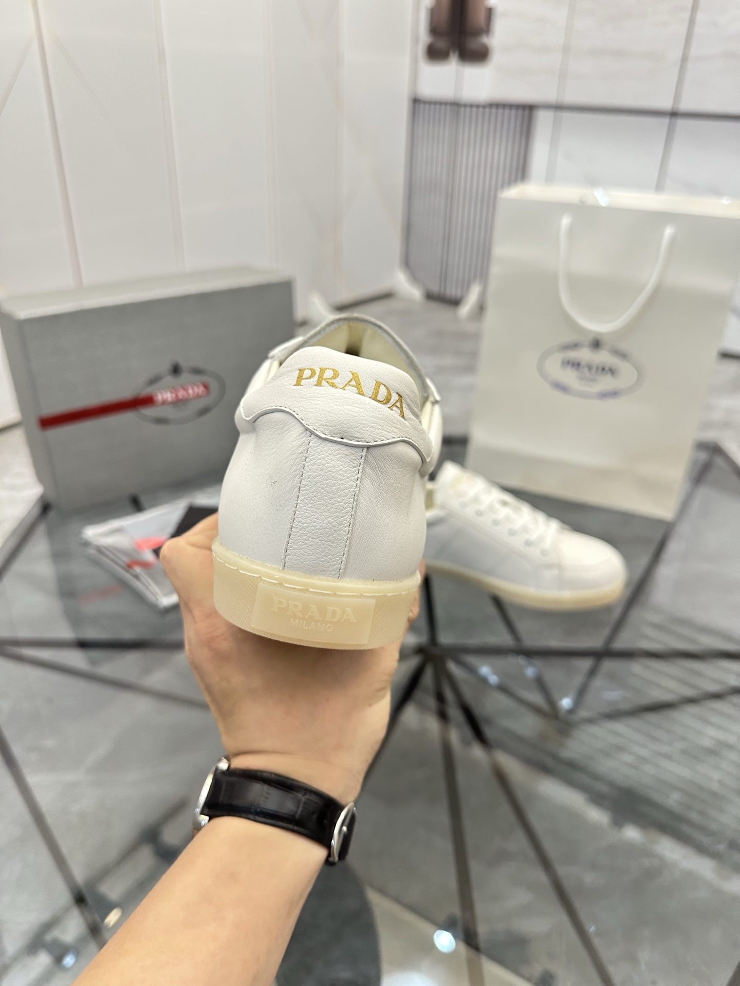 Precio de venta: P250 Artículos de gama alta y calidad superiorMarca: Prada *"Prada*" lowtop loafers