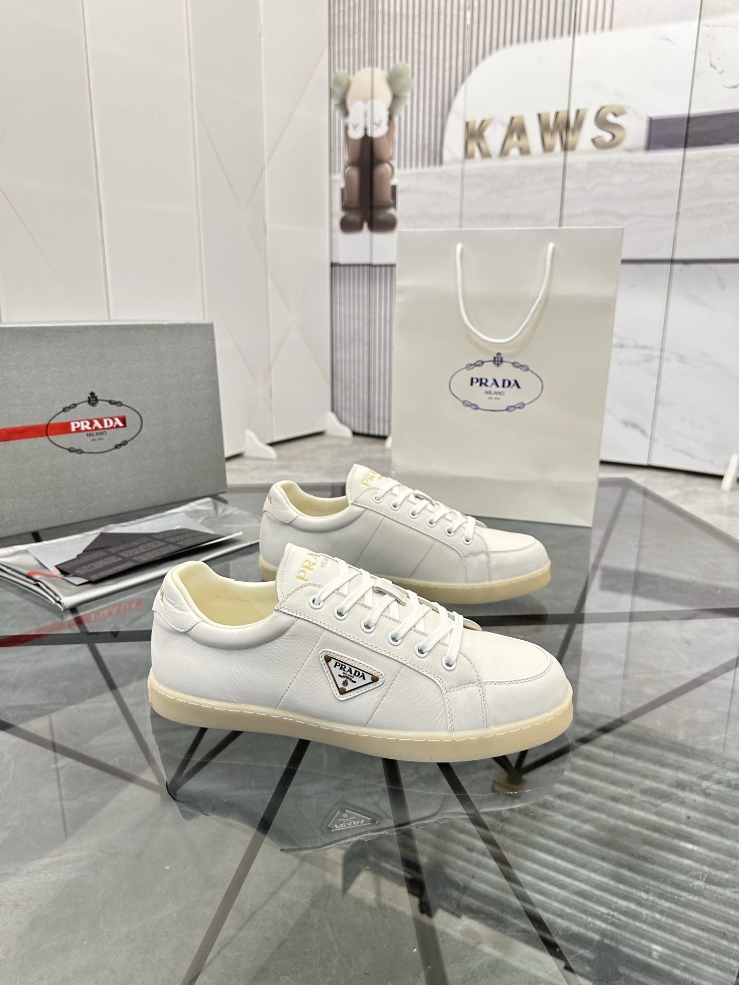 Precio de venta: P250 Artículos de gama alta y calidad superiorMarca: Prada *"Prada*" lowtop loafers