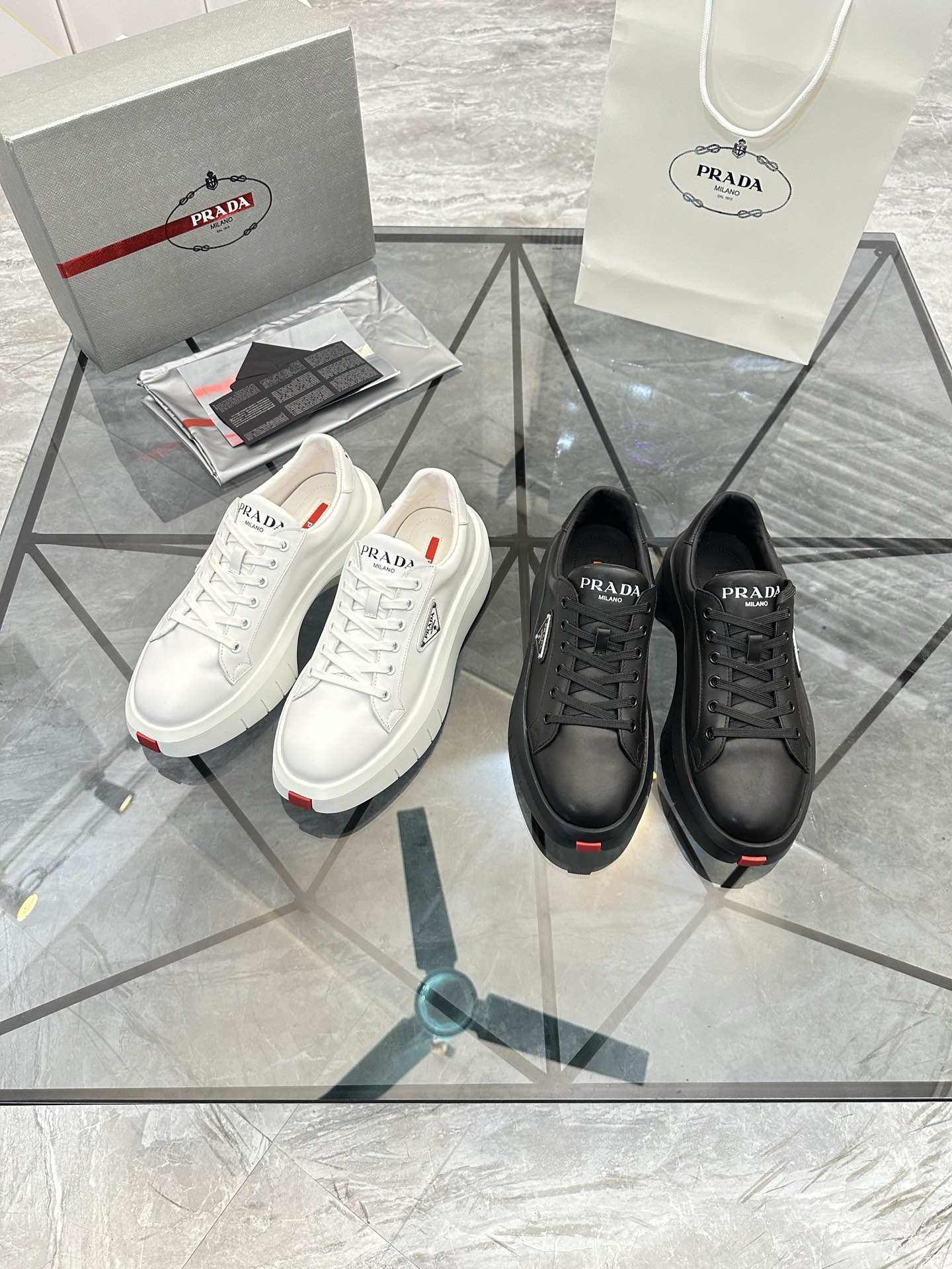 Precio de venta: P270 Artículos de alta gama y máxima calidadMarca: Prada *"Prada*" mocasines de cañ