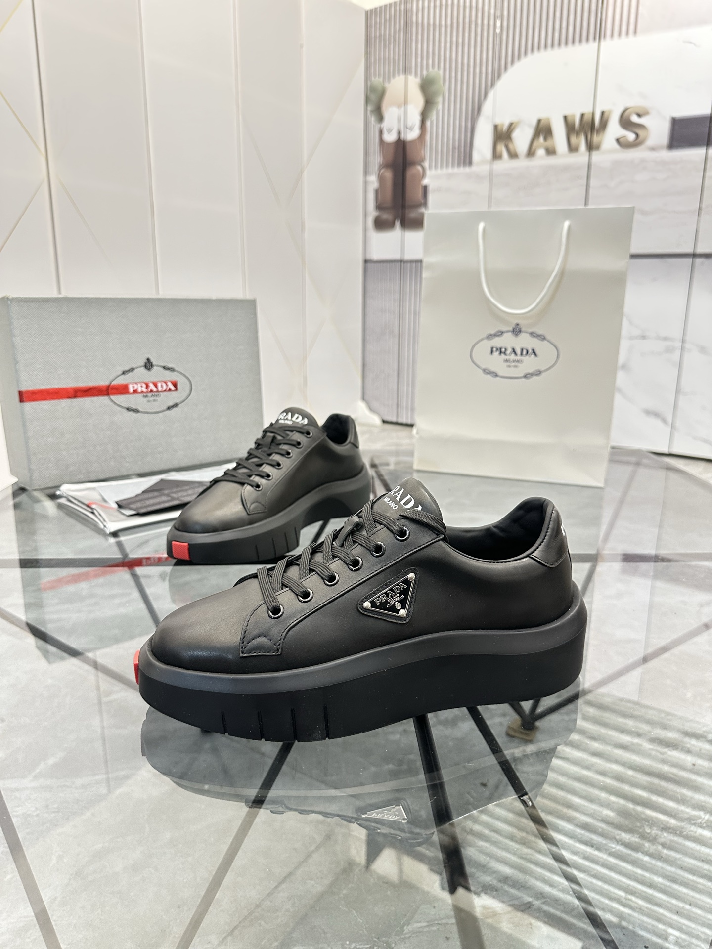 Precio de venta: P270 Artículos de alta gama y máxima calidadMarca: Prada *
