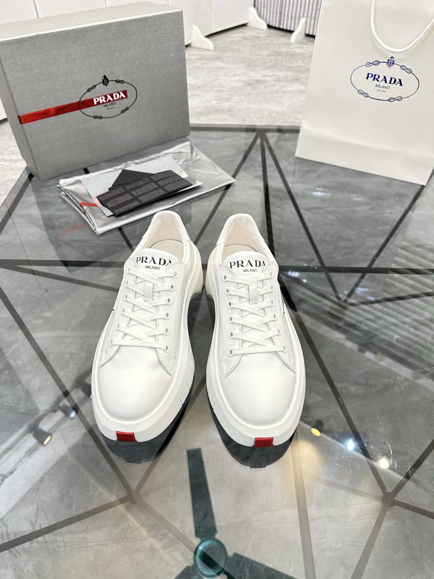 Precio de venta: P270 Artículos de alta gama y máxima calidadMarca: Prada *"Prada*" mocasines de cañ