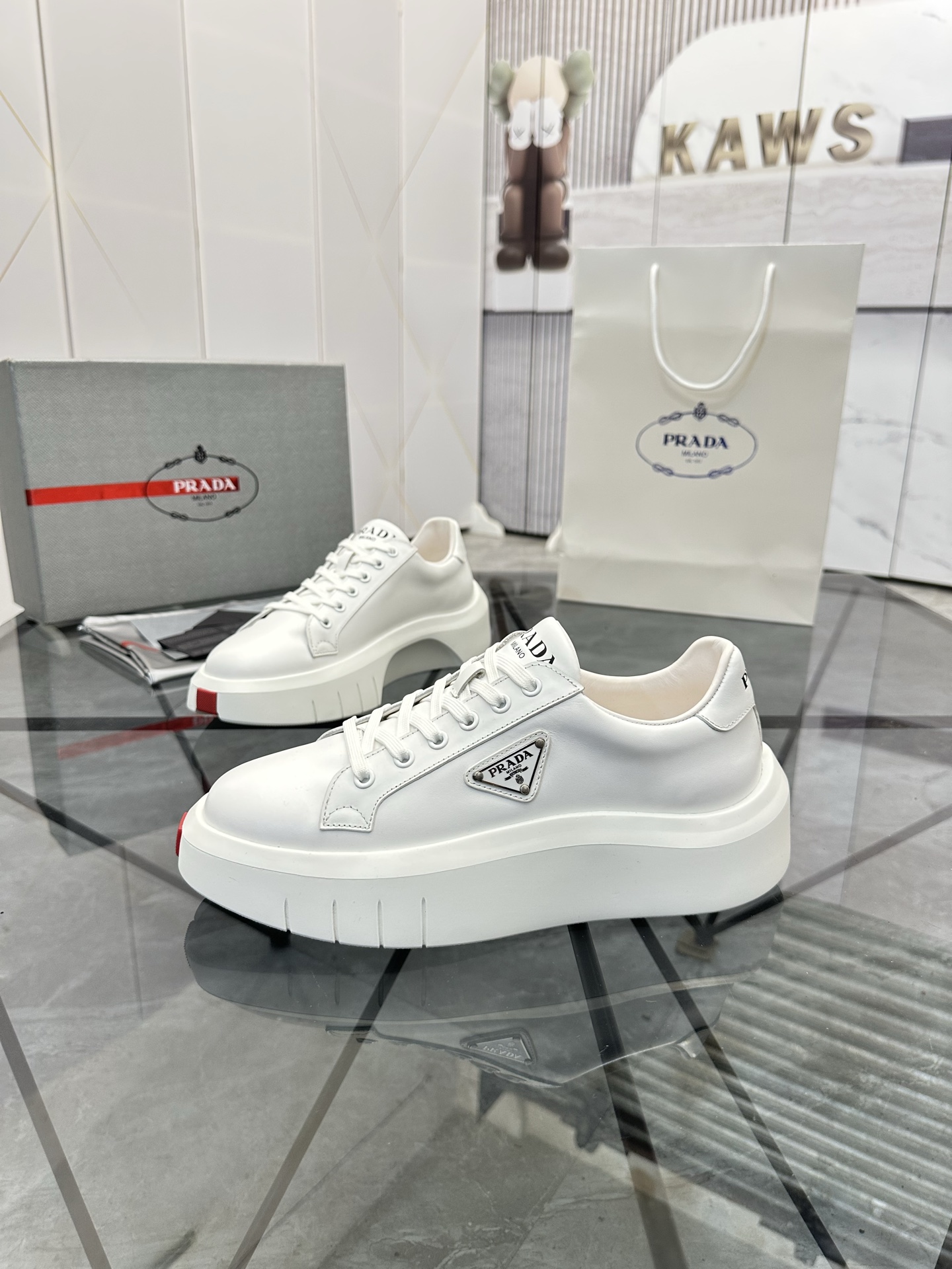 Precio de venta: P270 Artículos de alta gama y máxima calidadMarca: Prada *