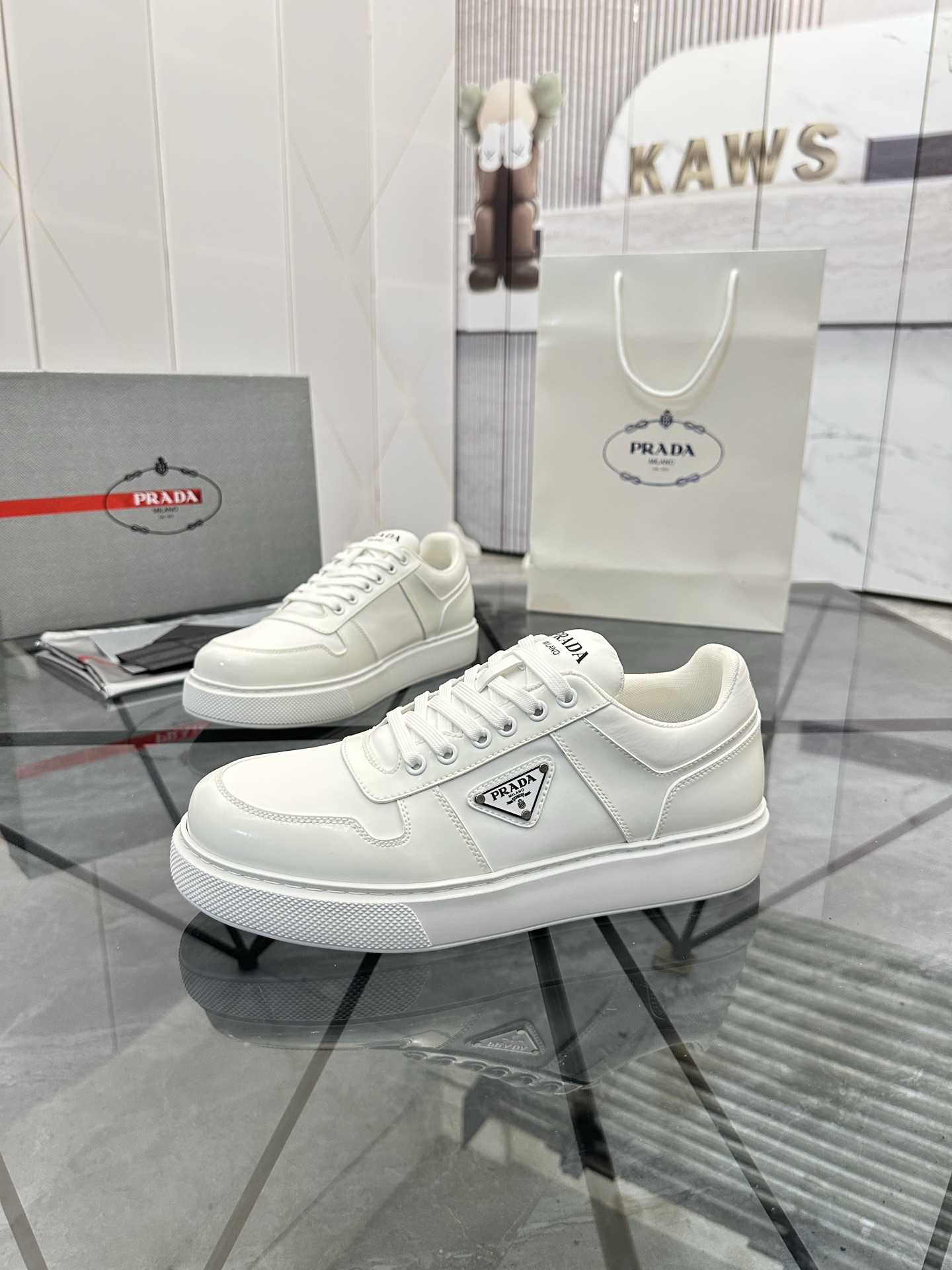 Precio de venta: P270 Calidad superior de gama altaMarca: Prada *
