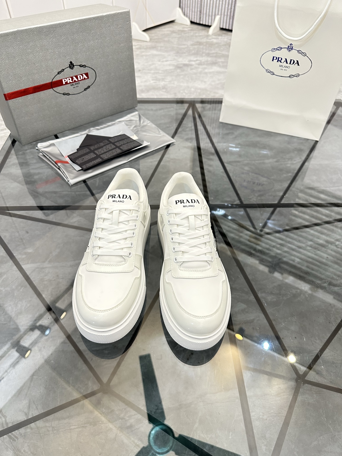 Precio de venta: P270 Calidad superior de gama altaMarca: Prada *"Prada*" mocasines de caña bajaTall