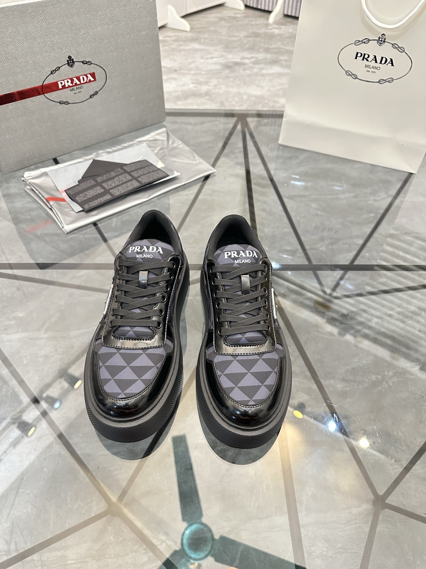 Precio de venta: P270 Calidad superior de gama altaMarca: Prada *"Prada*" mocasines de caña bajaTall