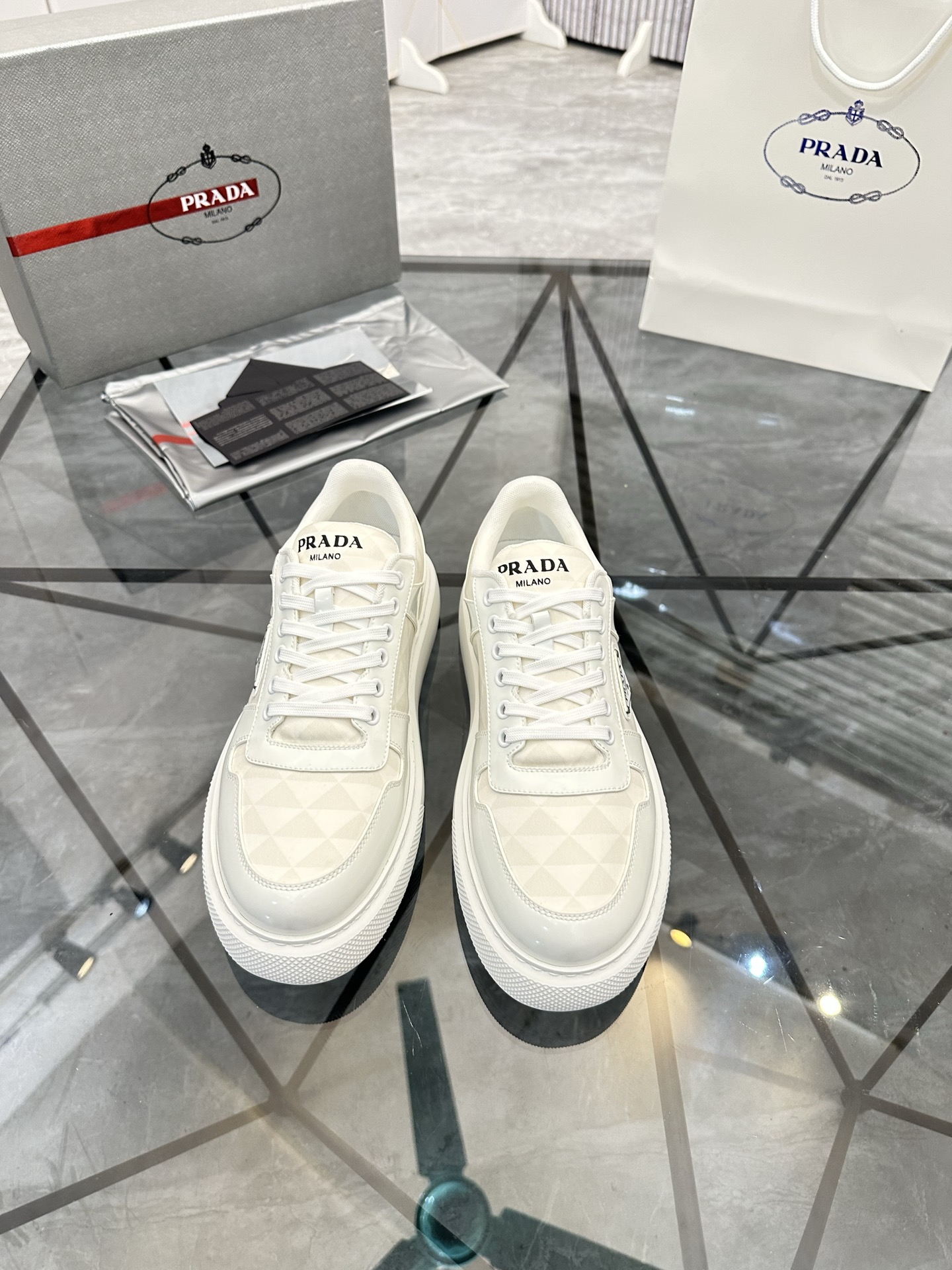 Precio de venta: P270 Calidad superior de gama altaMarca: Prada *"Prada*" mocasines de caña bajaTall