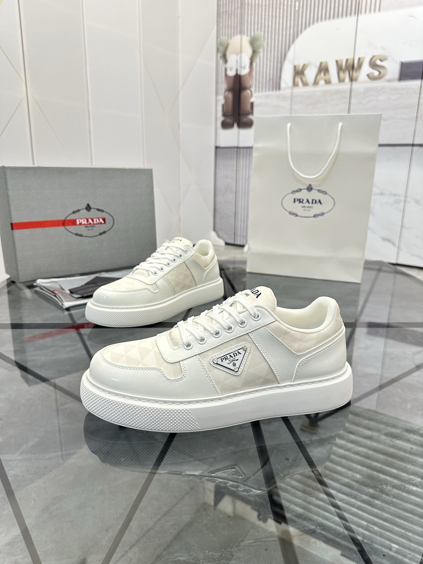 Precio de venta: P270 Calidad superior de gama altaMarca: Prada *