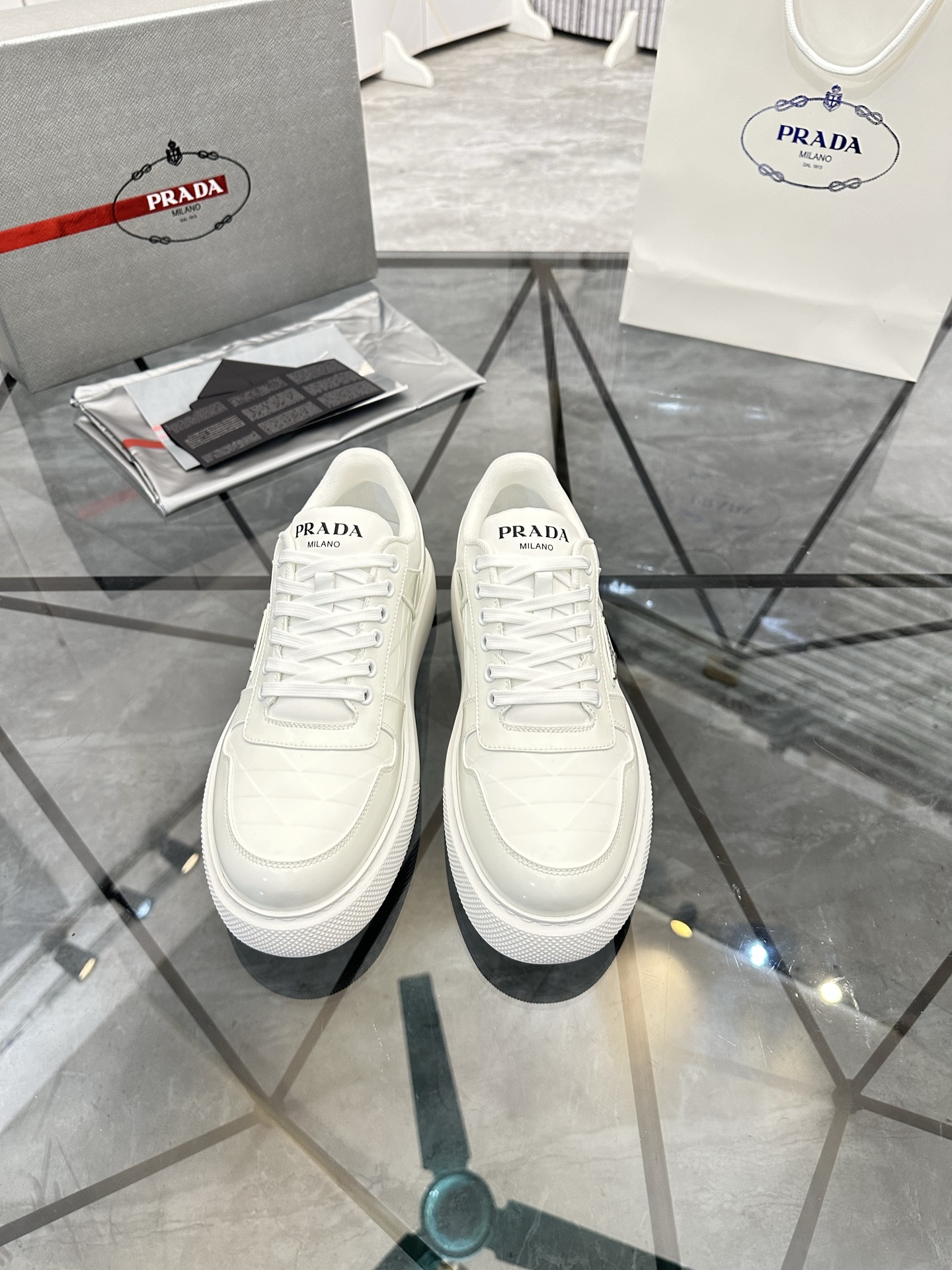 Precio de venta: P270 Calidad superior de gama altaMarca: Prada *"Prada*" mocasines de caña bajaTall