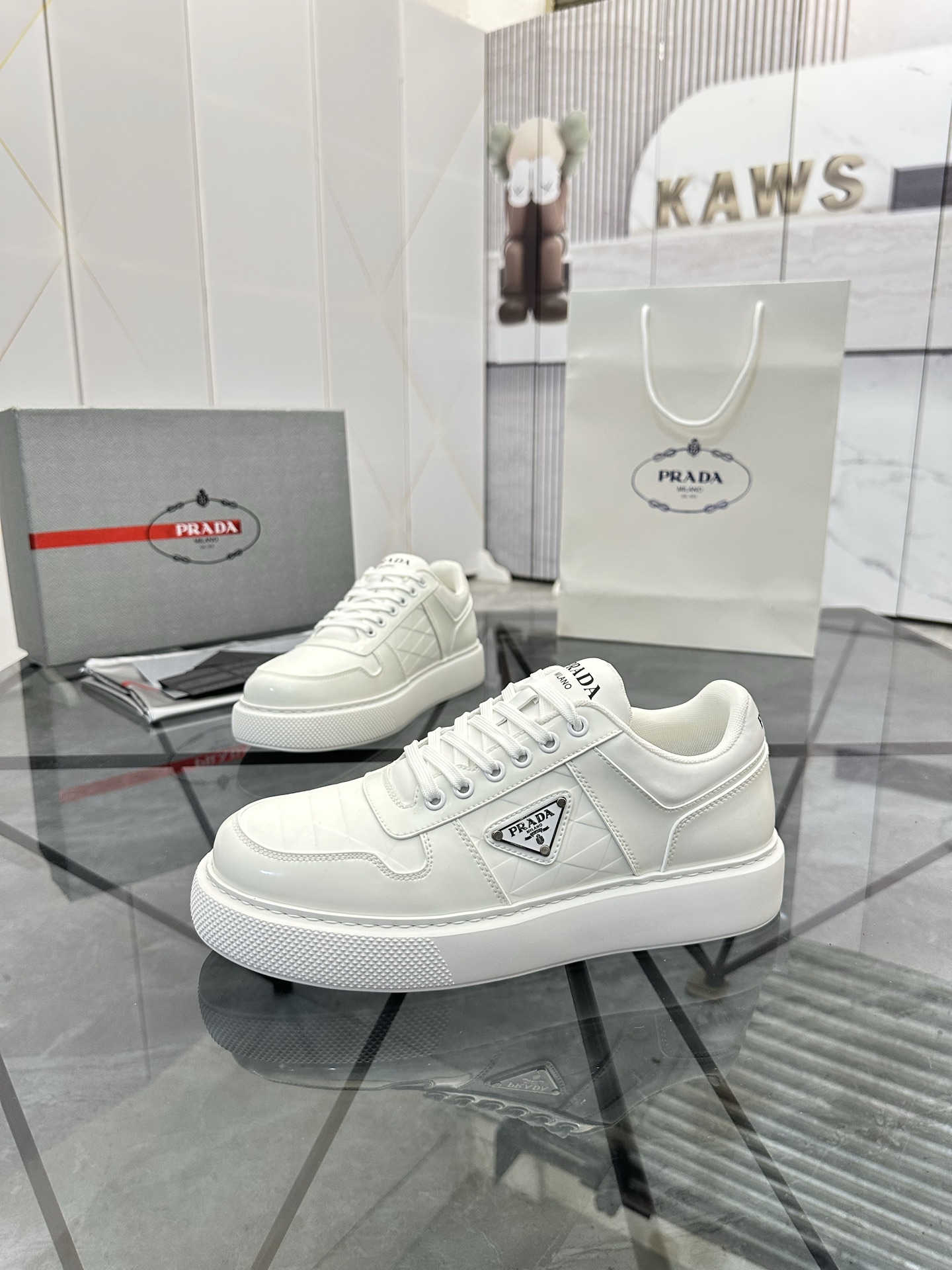 Precio de venta: P270 Calidad superior de gama altaMarca: Prada *