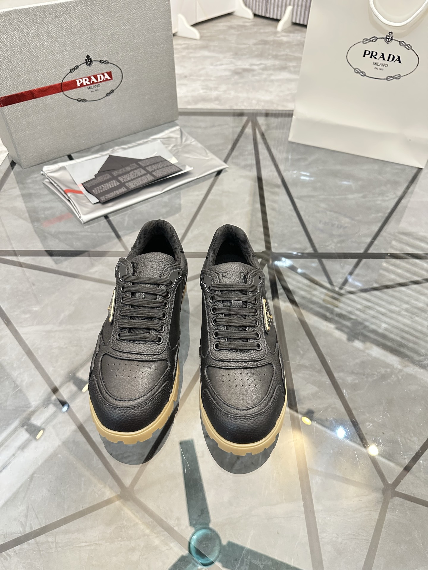 Precio de venta: P250 Calidad superior de gama altaMarca: Prada *"Prada*" mocasines de caña bajaTall