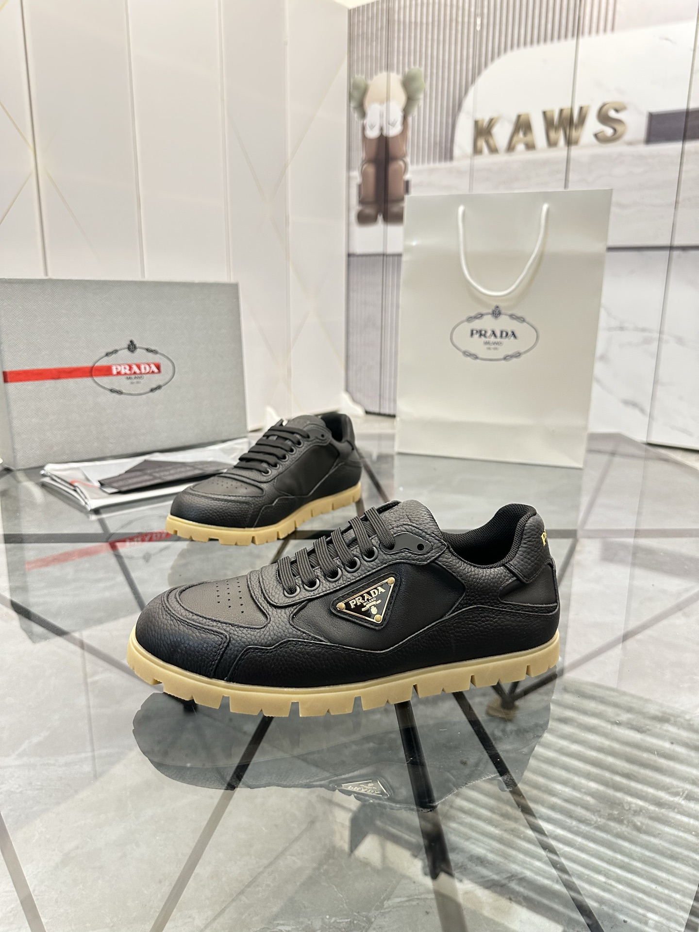 Precio de venta: P250 Calidad superior de gama altaMarca: Prada *