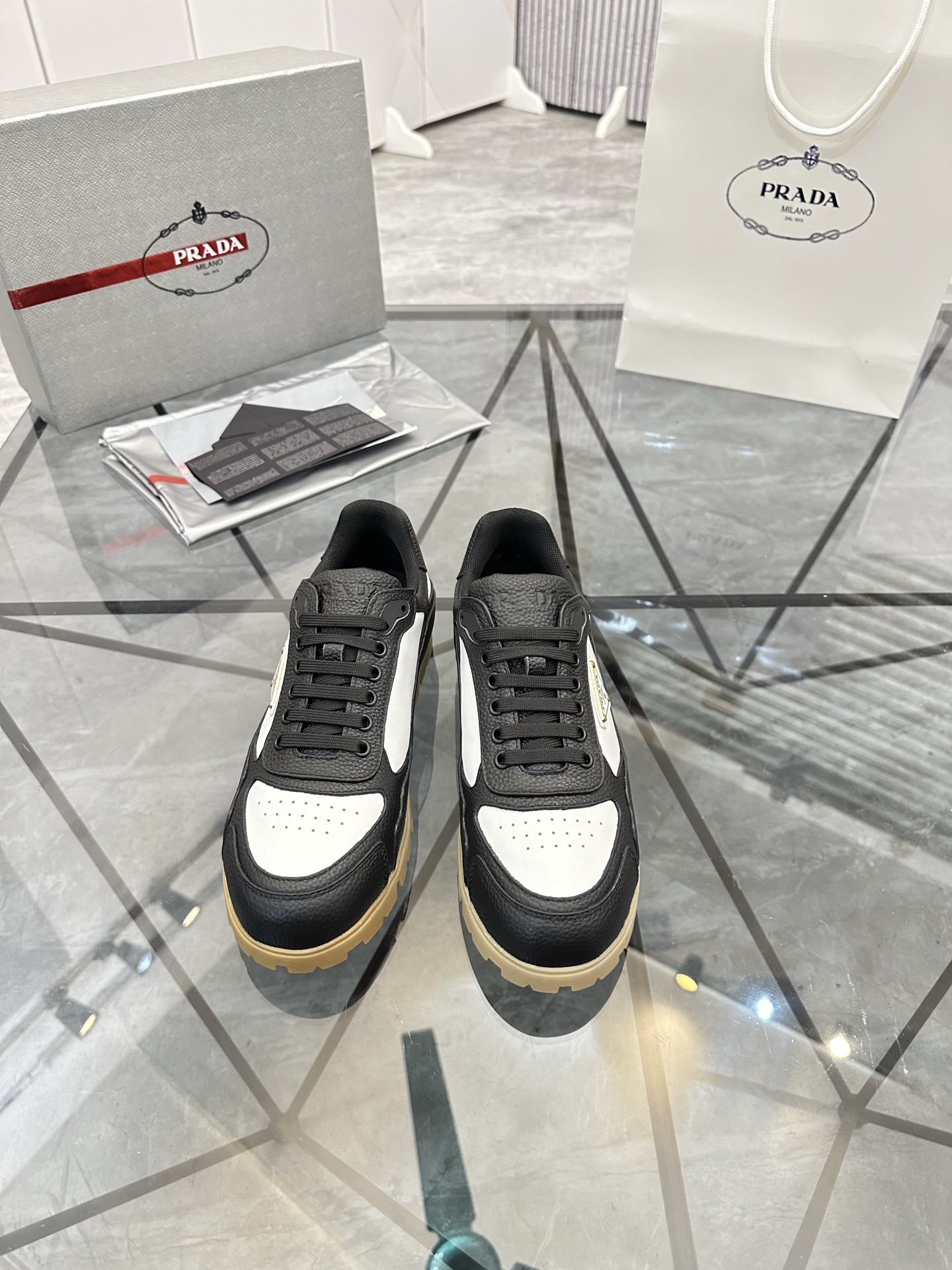 Precio de venta: P250 Calidad superior de gama altaMarca: Prada *"Prada*" mocasines de caña bajaTall