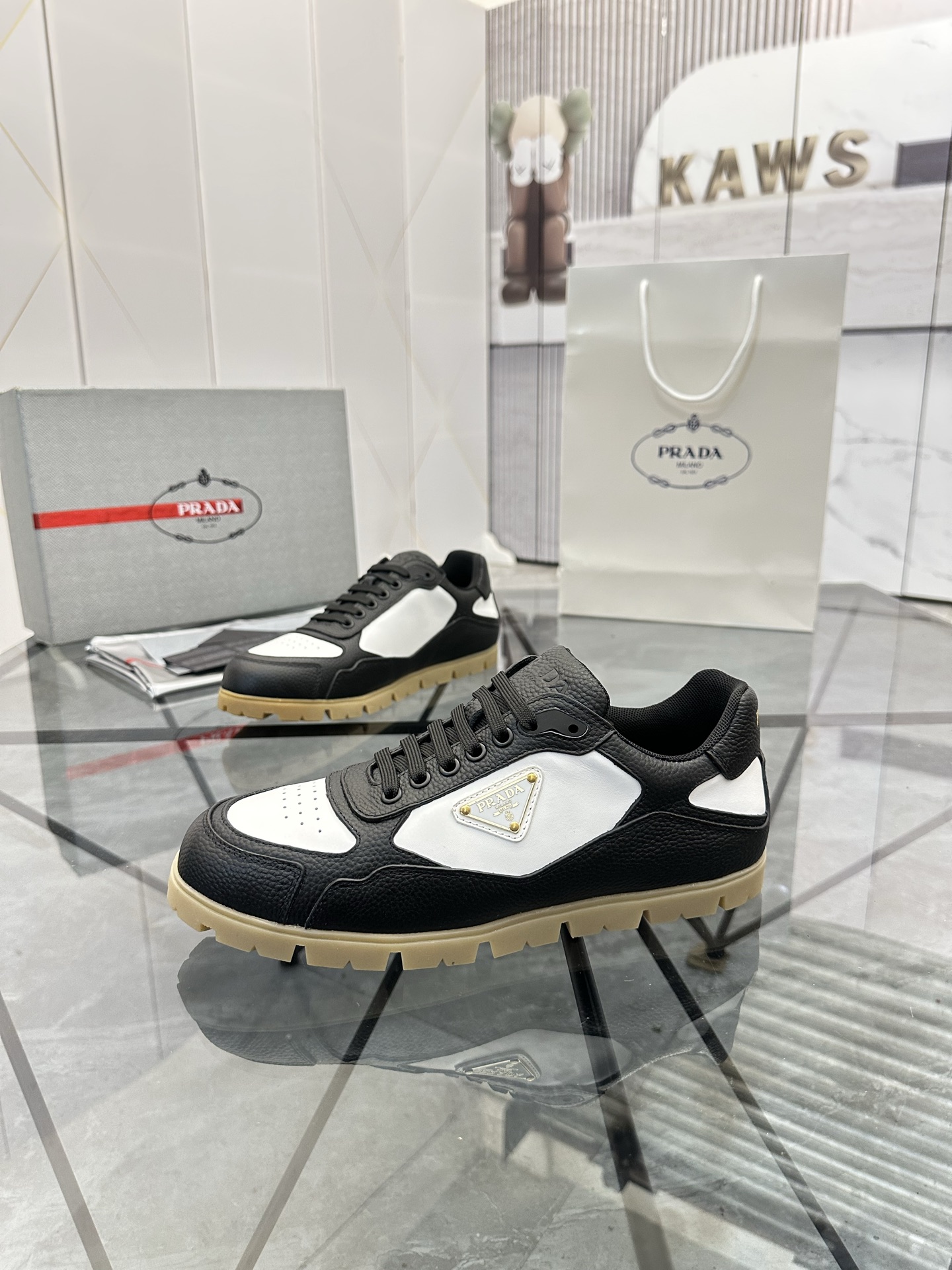 Precio de venta: P250 Calidad superior de gama altaMarca: Prada *
