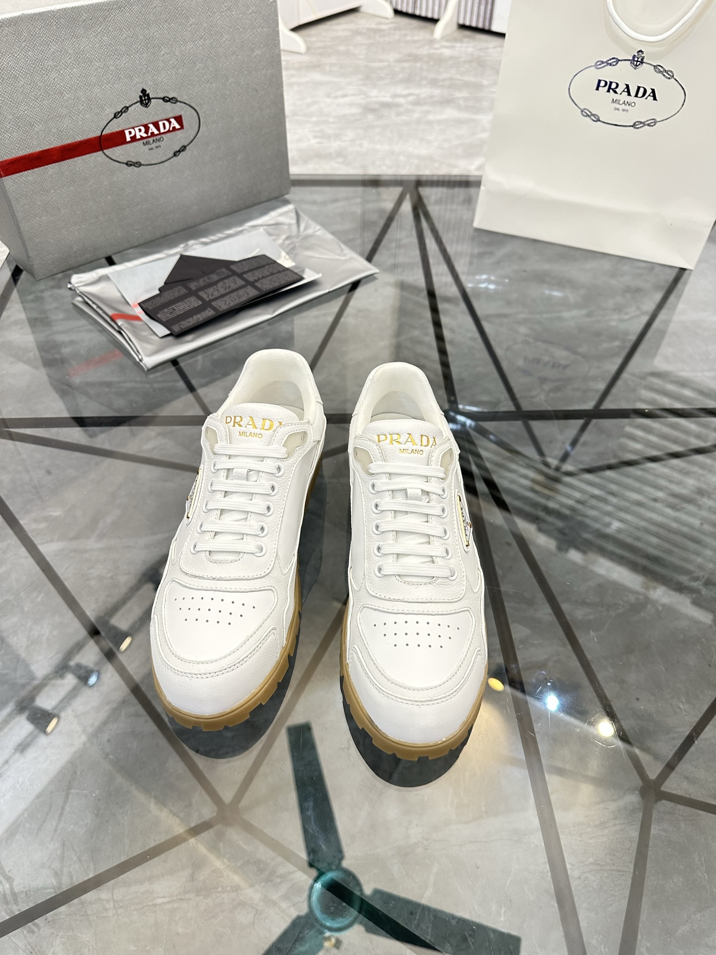 Precio de venta: P250 Calidad superior de gama altaMarca: Prada *"Prada*" mocasines de caña bajaTall
