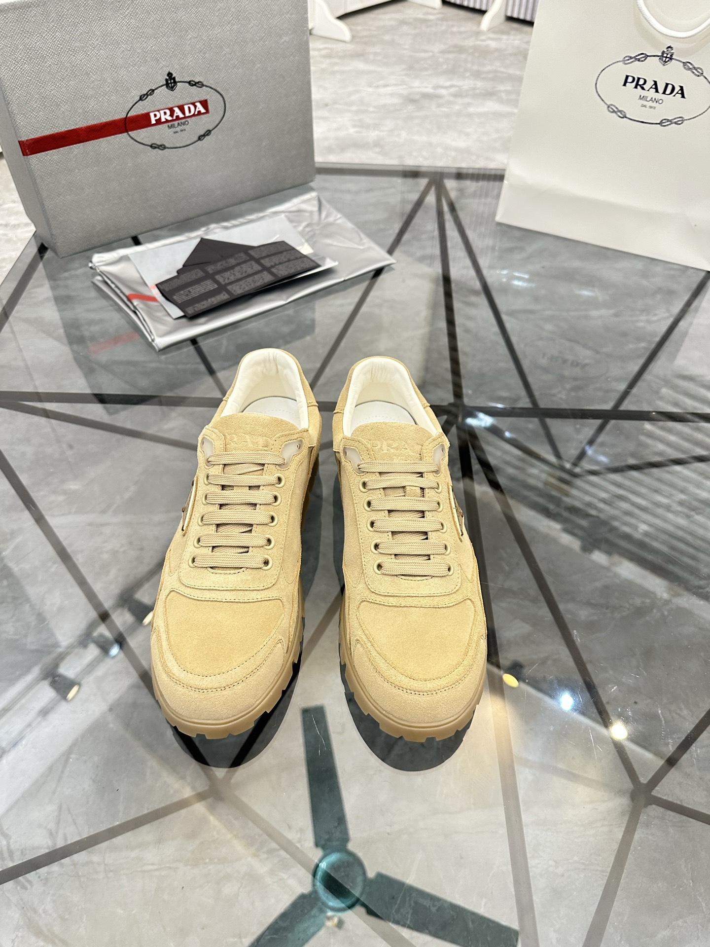 Precio de venta: P250 Calidad superior de gama altaMarca: Prada *"Prada*" mocasines de caña bajaTall