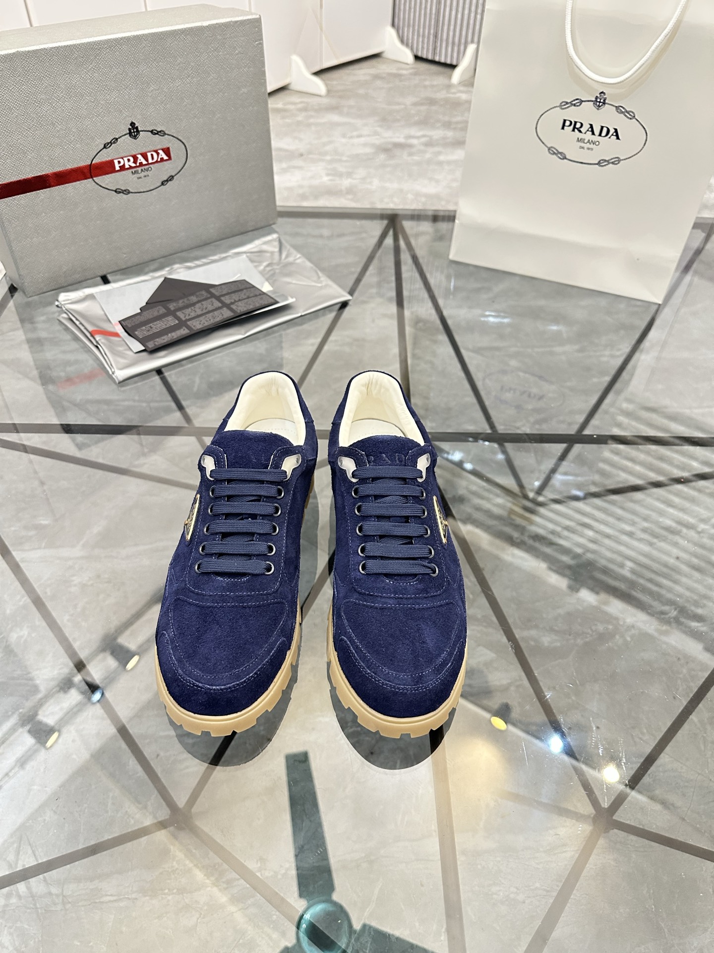 Precio de venta: P250 Calidad superior de gama altaMarca: Prada *"Prada*" mocasines de caña bajaTall
