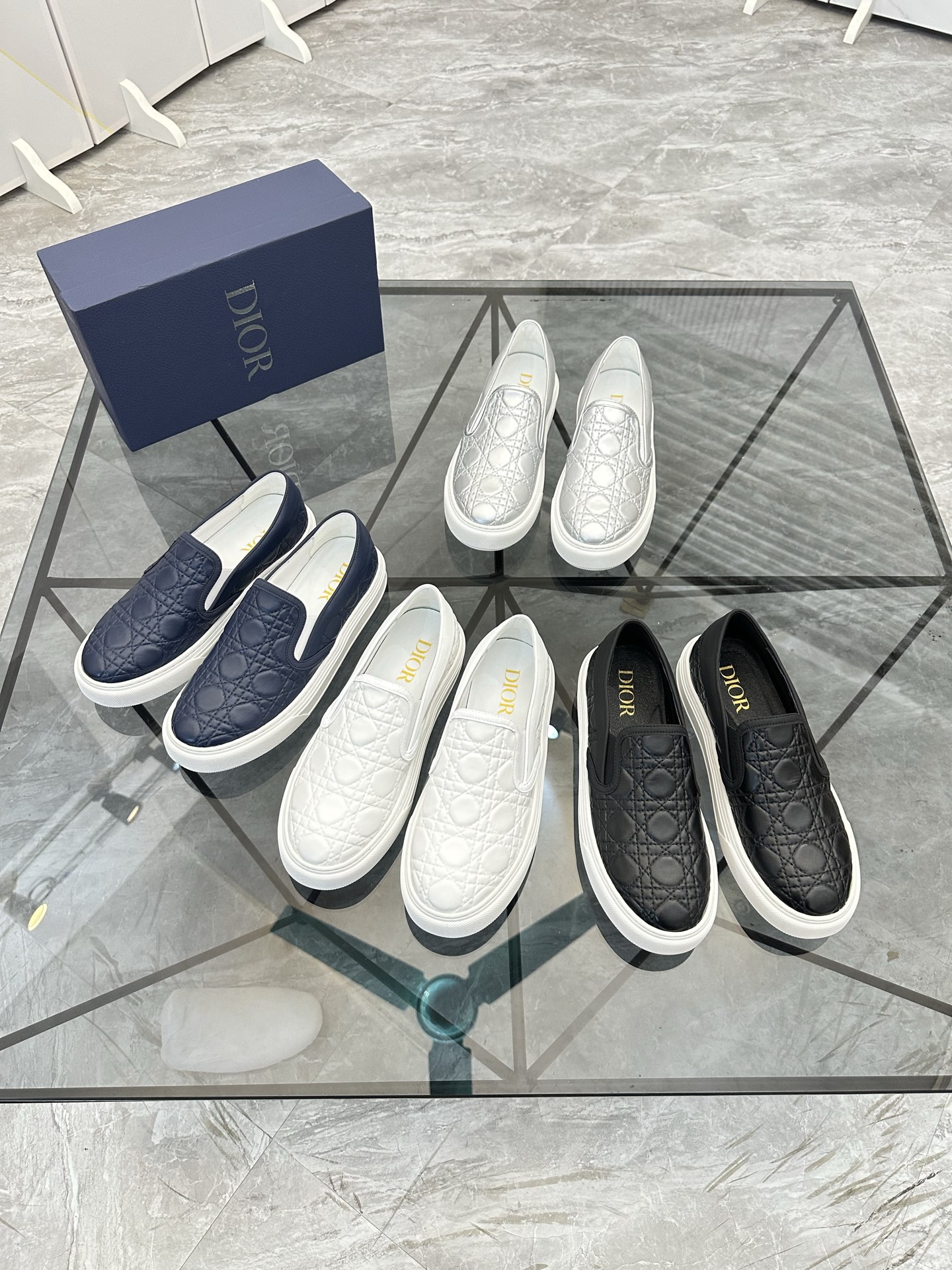 Precio de venta: P180 Marca: Dior* zapatillas slip-on de caña bajaTalla: 39-44 (se puede personaliza