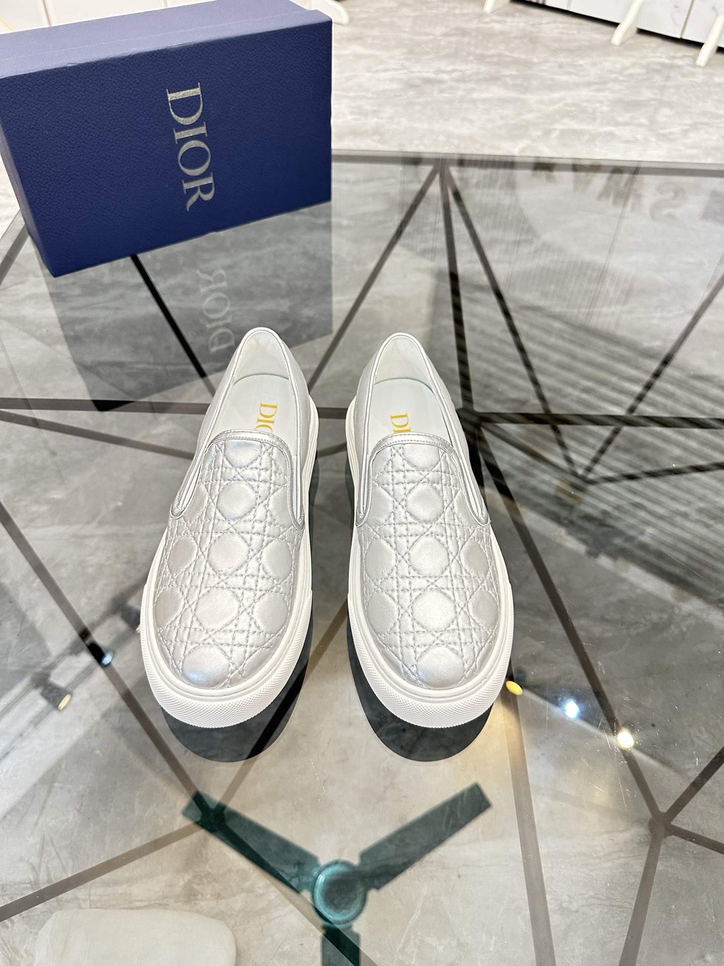 Precio de venta: P180 Marca: Dior* zapatillas slip-on de caña bajaTalla: 39-44 (se puede personaliza