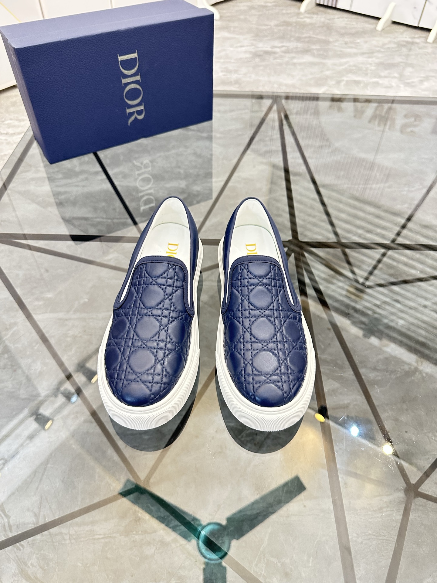 Precio de venta: P180 Marca: Dior* zapatillas slip-on de caña bajaTalla: 39-44 (se puede personaliza