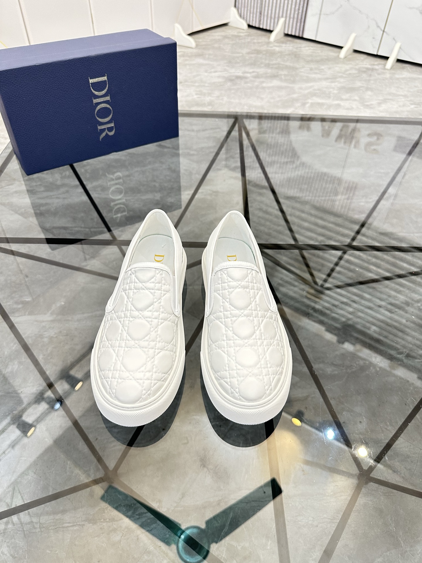 Precio de venta: P180 Marca: Dior* zapatillas slip-on de caña bajaTalla: 39-44 (se puede personaliza