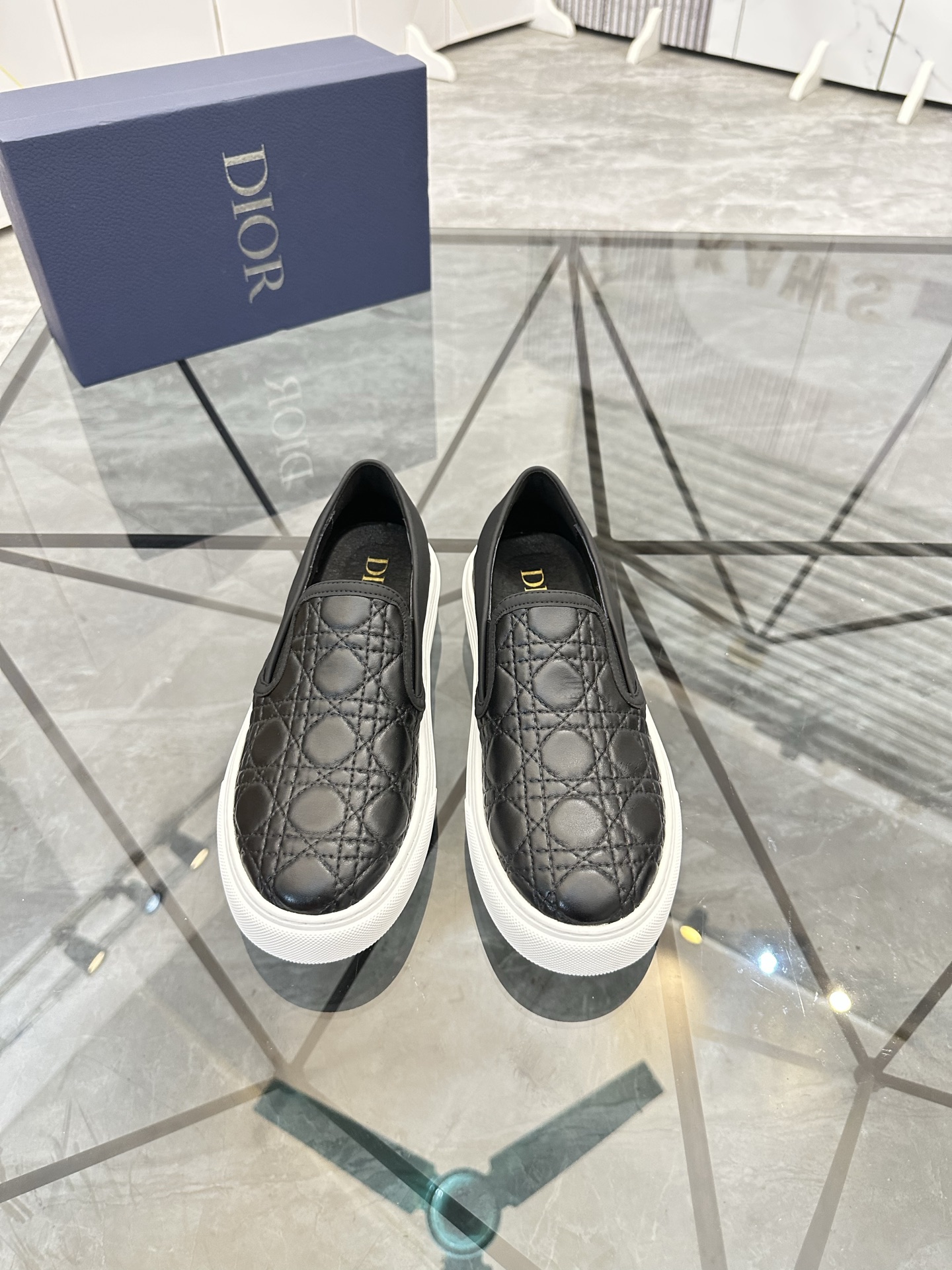 Precio de venta: P180 Marca: Dior* zapatillas slip-on de caña bajaTalla: 39-44 (se puede personaliza