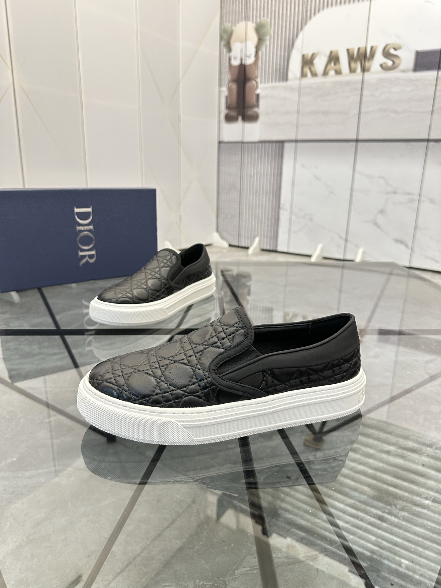 Precio de venta: P180 Marca: Dior* zapatillas slip-on de caña bajaTalla: 39-44 (se puede personaliza