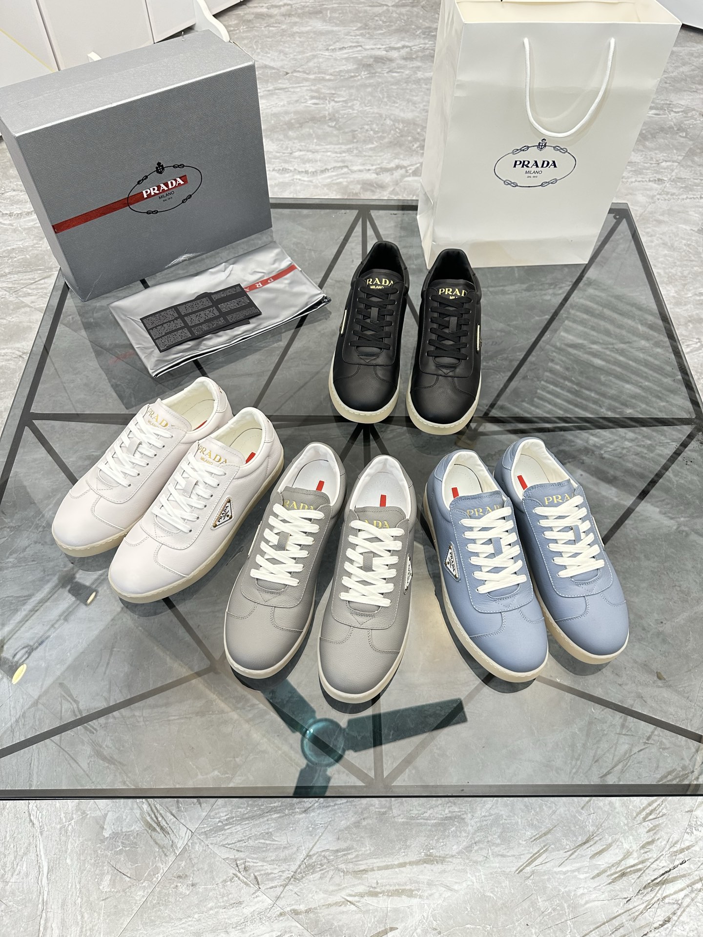 Precio de venta: P250 Artículos de gama alta y calidad superiorMarca: Prada *"Prada*" lowtop loafers