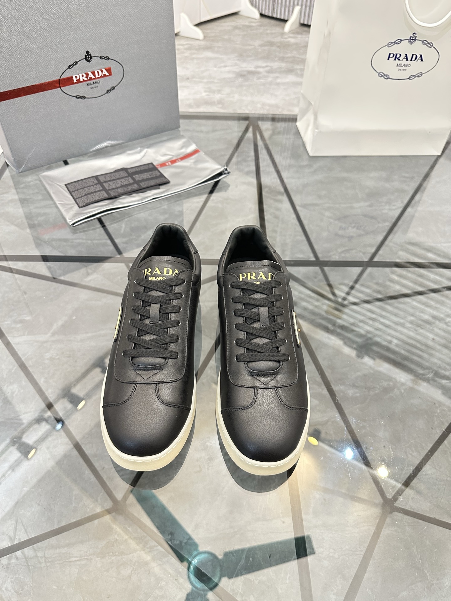 Precio de venta: P250 Artículos de gama alta y calidad superiorMarca: Prada *"Prada*" lowtop loafers