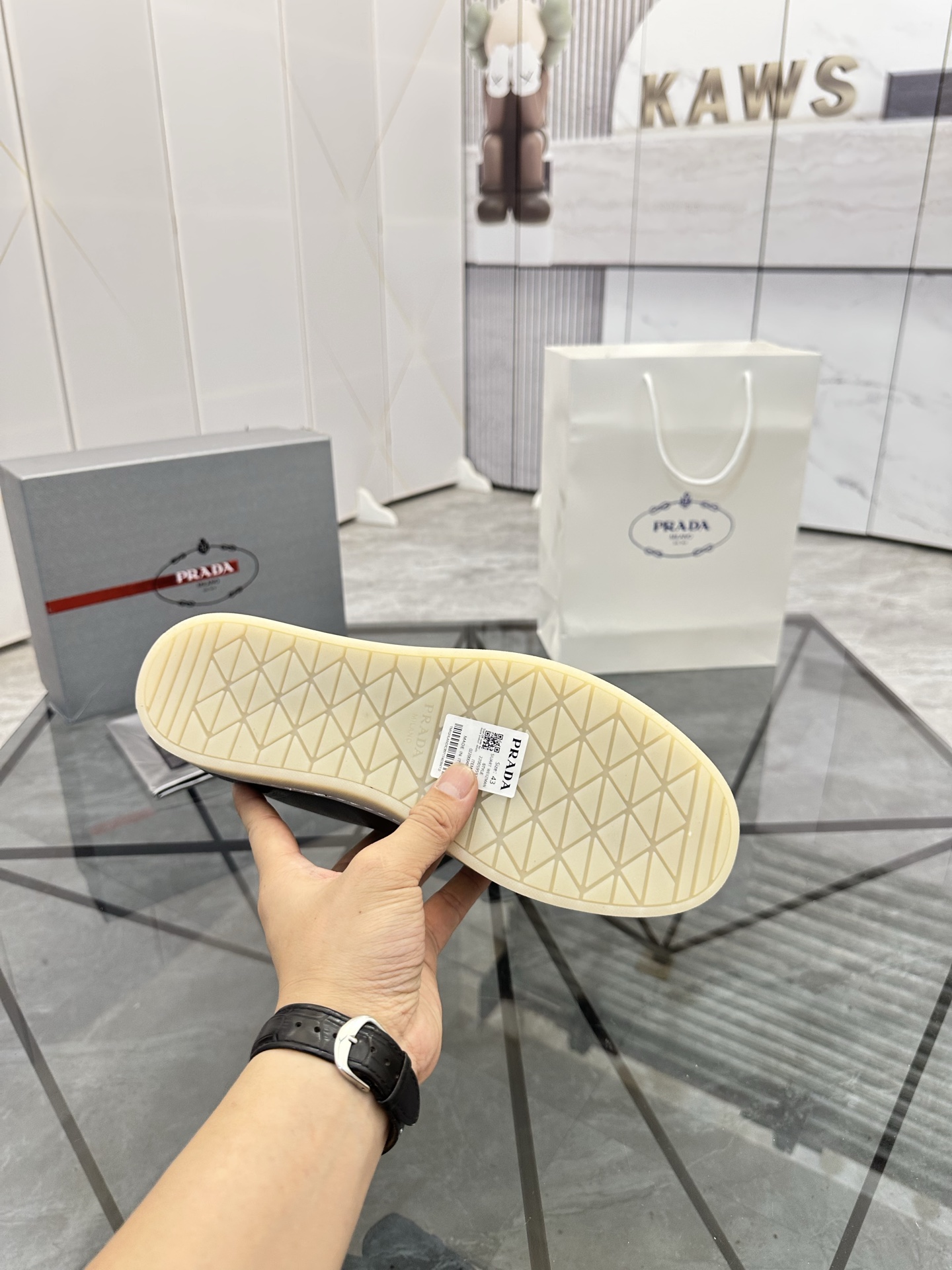 Precio de venta: P250 Artículos de gama alta y calidad superiorMarca: Prada *"Prada*" lowtop loafers