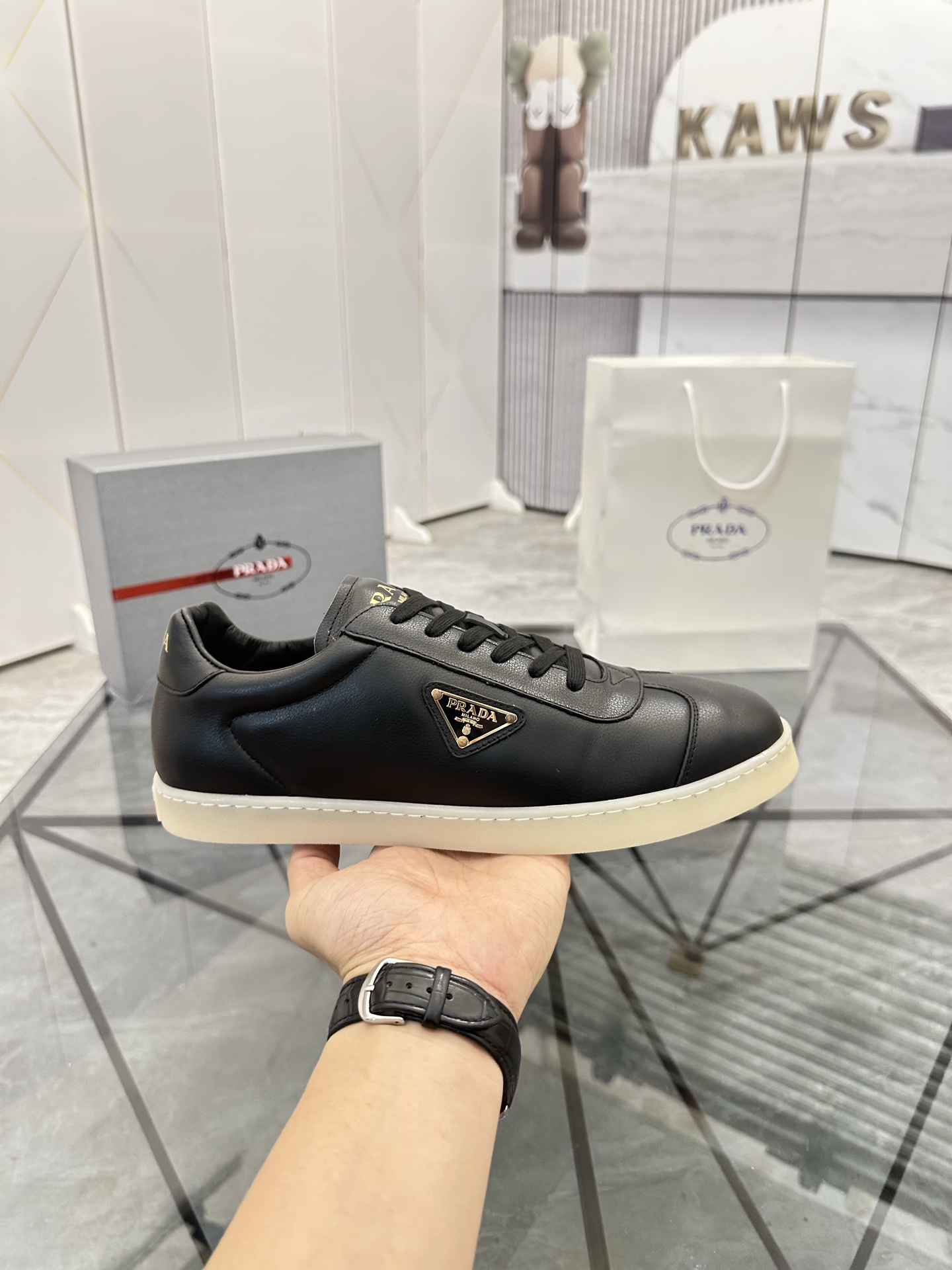 Precio de venta: P250 Artículos de gama alta y calidad superiorMarca: Prada *"Prada*" lowtop loafers