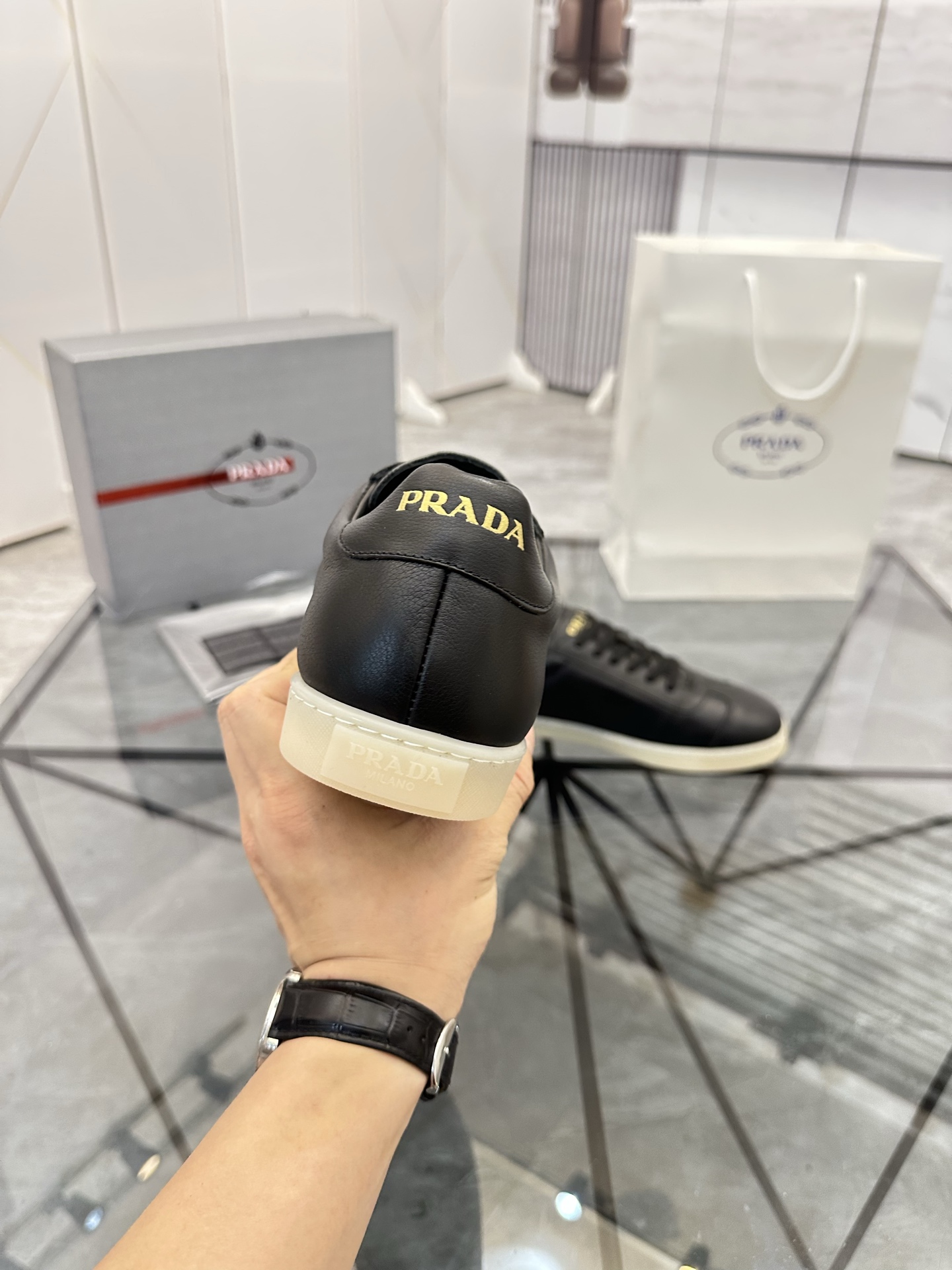 Precio de venta: P250 Artículos de gama alta y calidad superiorMarca: Prada *"Prada*" lowtop loafers